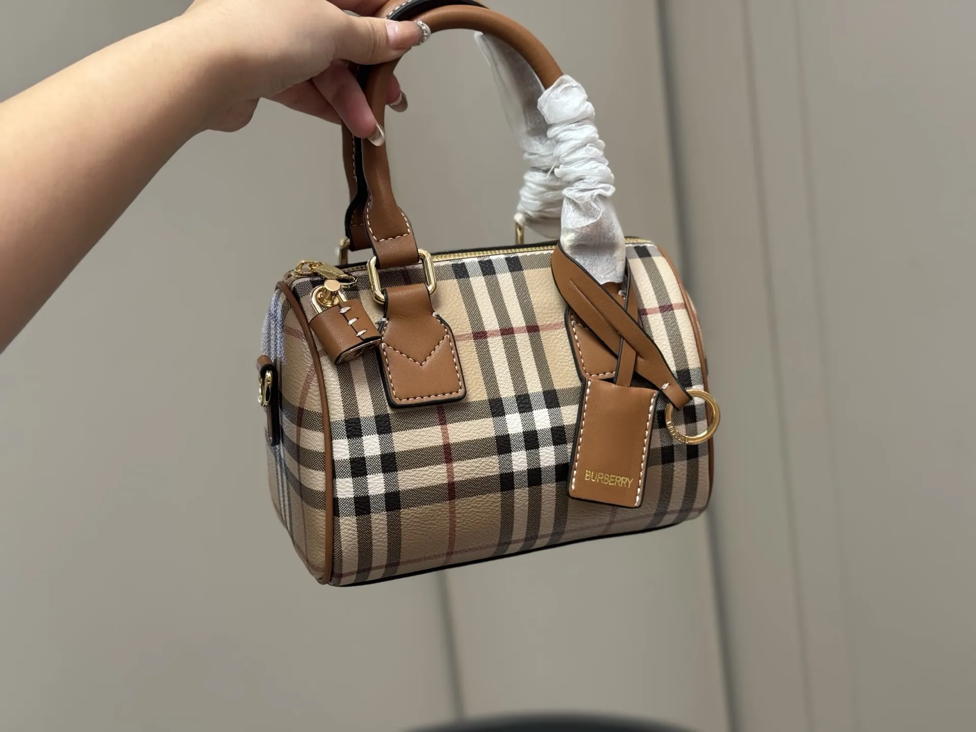 ¥160 配盒 size:20.13cm 巴宝莉|敲可爱的枕头包~ 多配色、手提斜挎随心搭配~