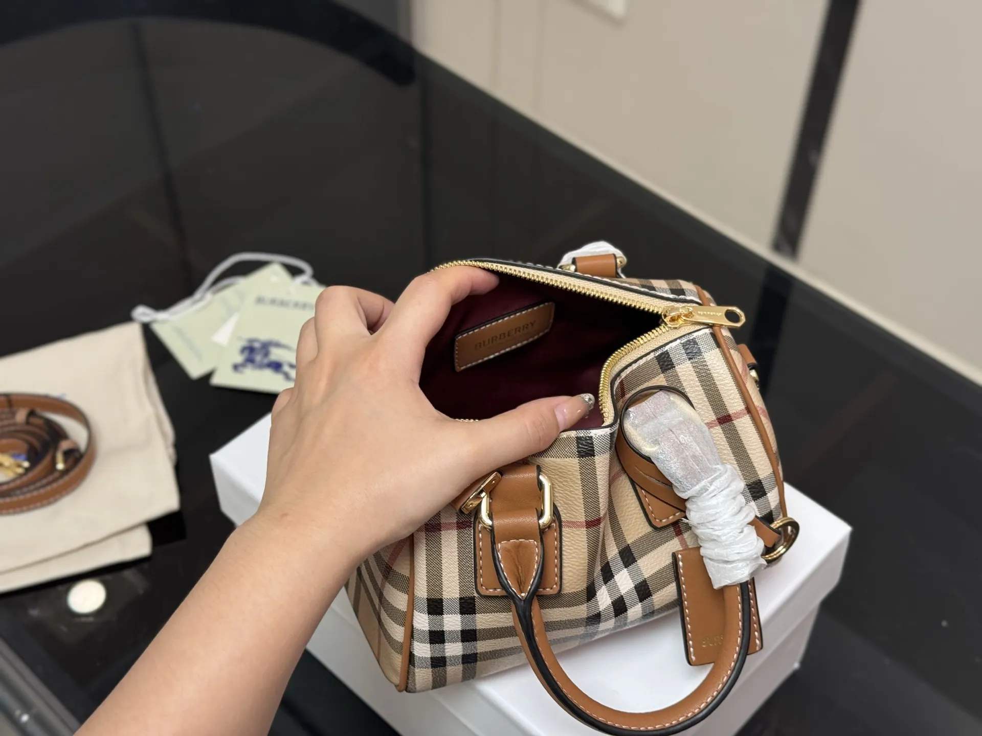 ¥160 配盒 size:20.13cm 巴宝莉|敲可爱的枕头包~ 多配色、手提斜挎随心搭配~