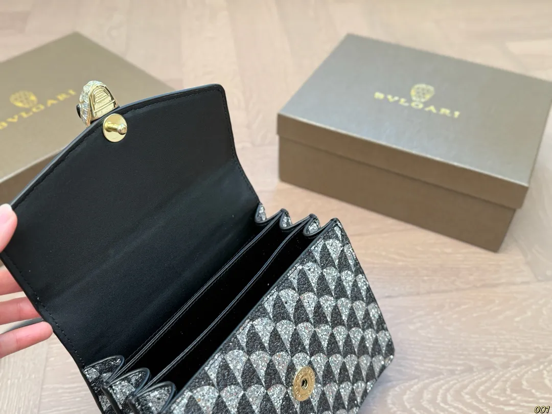 ¥155配盒 宝格丽 Bvlgari蛇头包 ⚠️顶级原单 不愧是开挂般的存在 包身轻便 百搭 给予满满的高级感 尺寸21 15