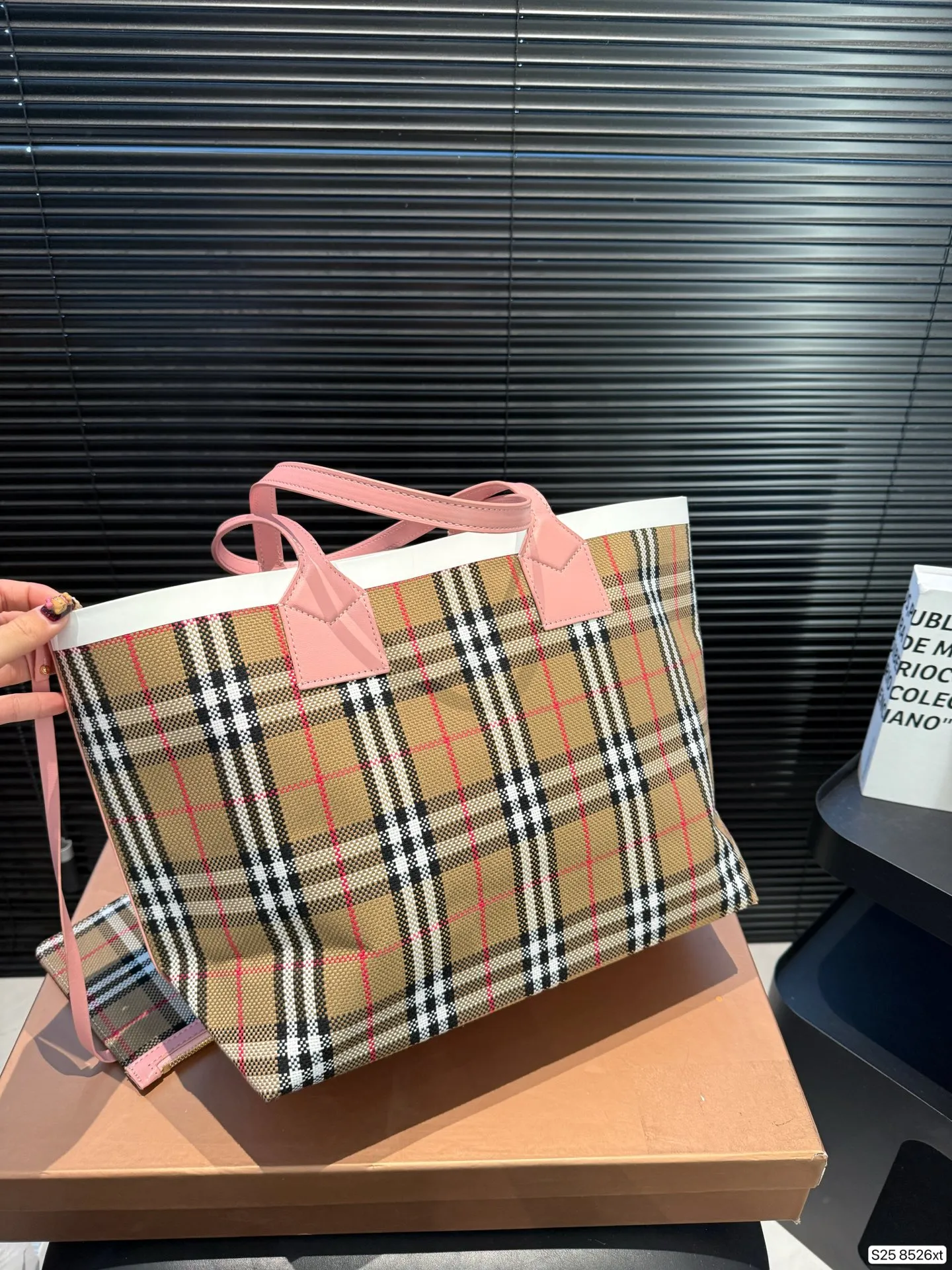 P175 配盒子Burberry 经典格纹包包 这样的经典格纹,就算没有logo,也能够一眼辨别出来它是Burberry! 高级感真是无法拒绝 超大容量的托特包耐用又能装~ 尺寸34 29 货号8526