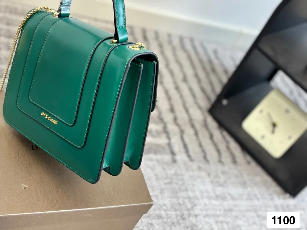 P135 礼盒🎁 宝格丽Bvlgari 神仙合作款 Ss24限定系列 撞色新款 原版珐琅蛇头 A爆啦 原单品 Woc风琴包 内里原版隔断 [得意]可单肩可斜挎 万年不过时 专柜对版 彰显高级品味 如果女人衣柜里面没有一款宝格丽就称不上一个完美的女人❤️进口原版珐琅蛇头扣 五金扣好质感巨百搭，质量好到爆棚 版型油边超级牛[得意][得意]细节决定品质[玫瑰]尺寸：23 18cm