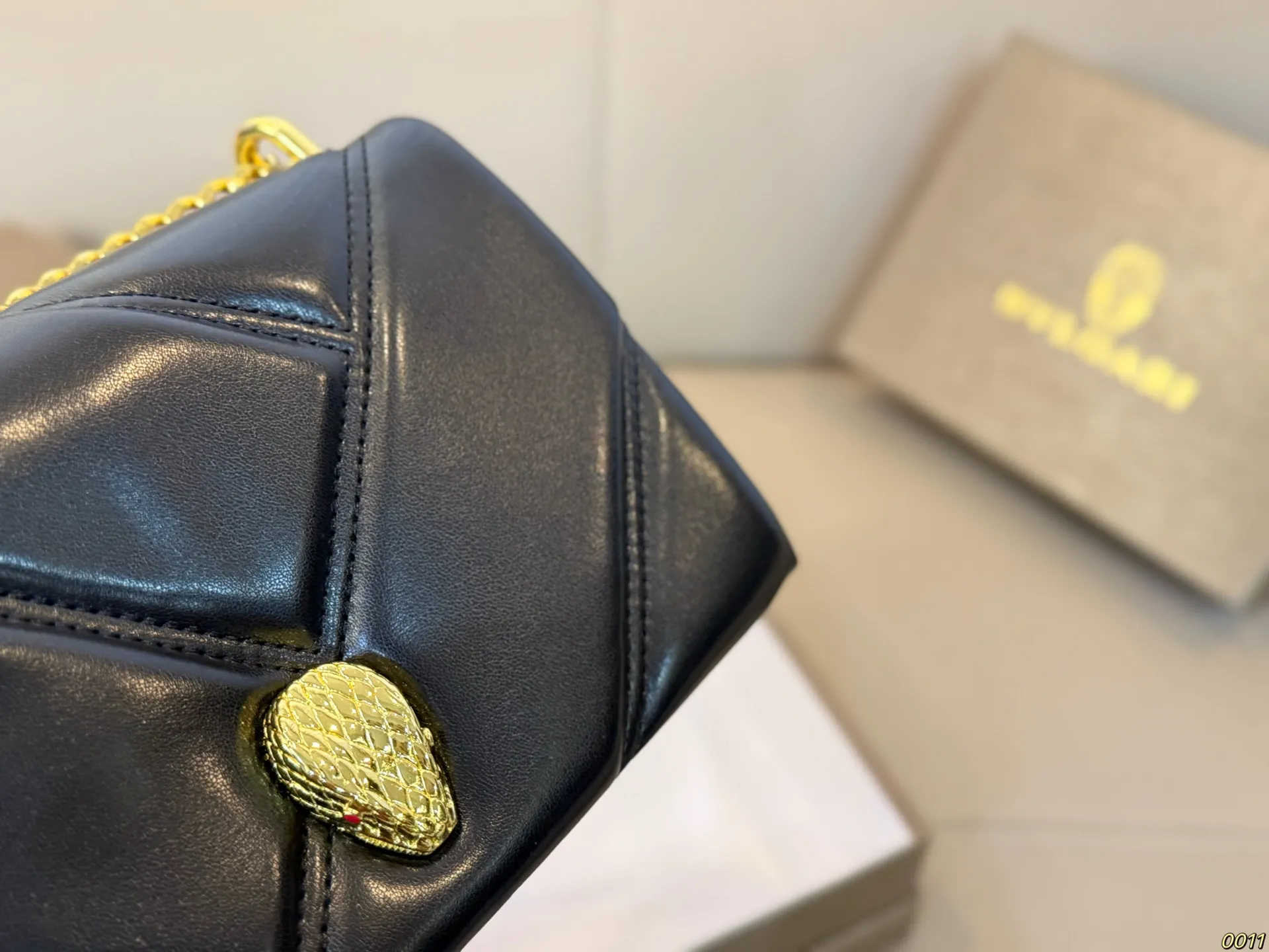 ¥140配盒 宝格丽 Bvlgari蛇头包 ⚠️顶级原单 不愧是开挂般的存在 包身轻便 百搭 给予满满的高级感 尺寸21 13