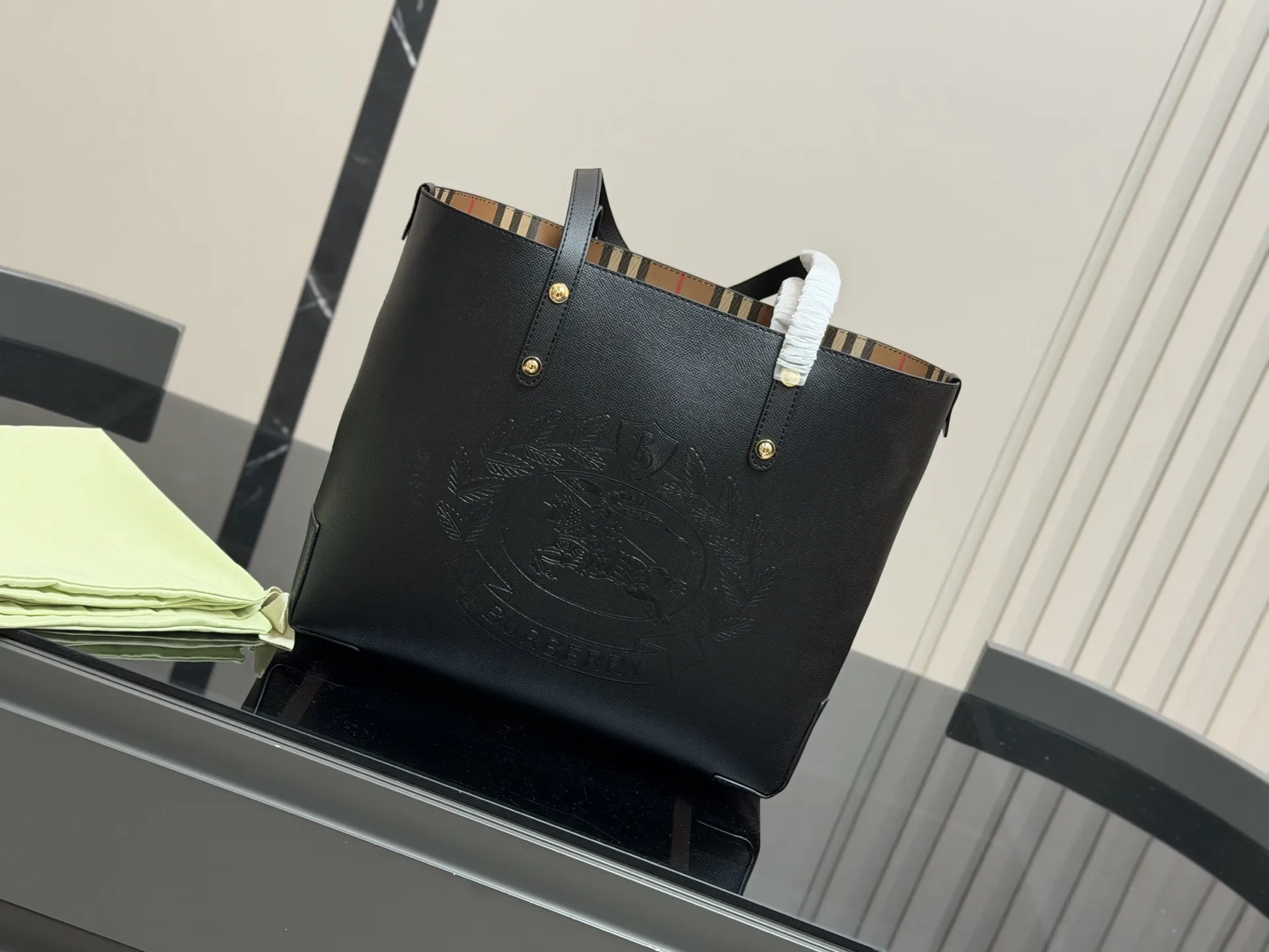 ¥160 巴宝莉购物袋🛍️ 帆布面料✅ 大容量 满足日常 特别适合宝妈 超级能装! 尺寸: 35.30cm