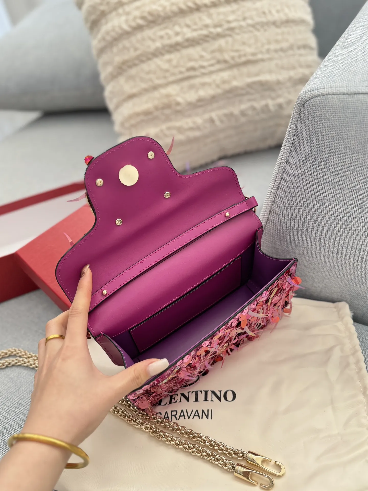 P420 配盒🎀 size:22×14 Valentino华伦天奴 亮片 链条包 手提单肩斜挎包 华伦天奴 Loco亮片单肩包上身效果很惊艳,高级又不刻板美尽在其中,神秘有灵气的小性感 出席宴会晚会之类时一定要选择亮闪闪