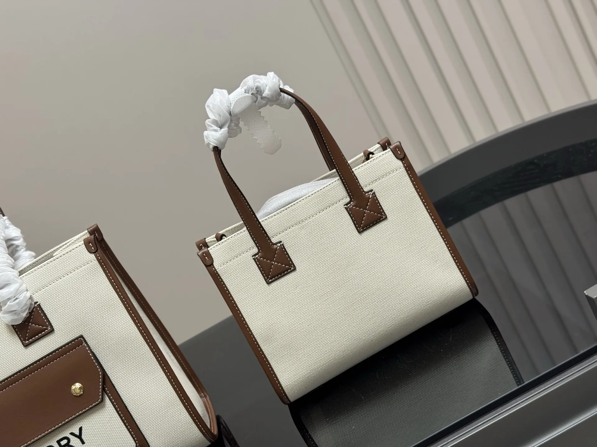 &yen;150 &yen;140 size： 33.25cm 23.19cm 巴宝莉Freya 帆布tote（托特） 方方正正的外形自带一股复古学院气息！ 真的好爱粉色 夏天小托特的不二选择!