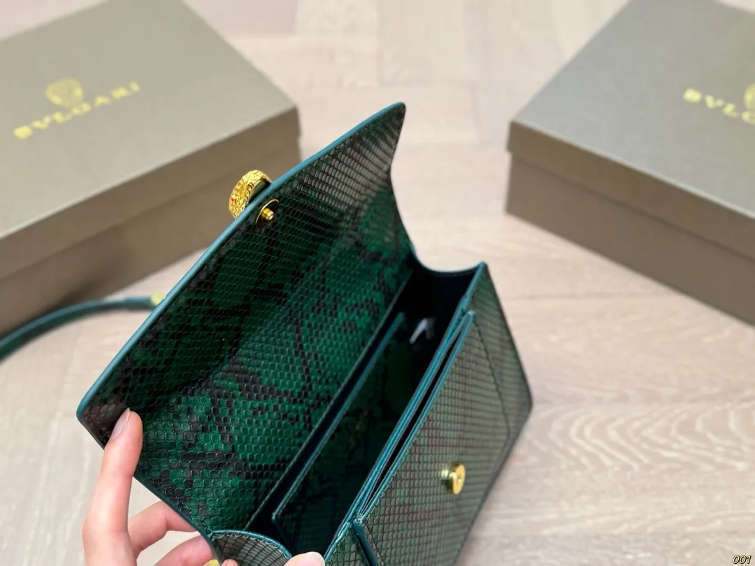 &yen;150配盒 宝格丽 Bvlgari蛇头包 ⚠️顶级原单 不愧是开挂般的存在 包身轻便 百搭 给予满满的高级感 尺寸21 15