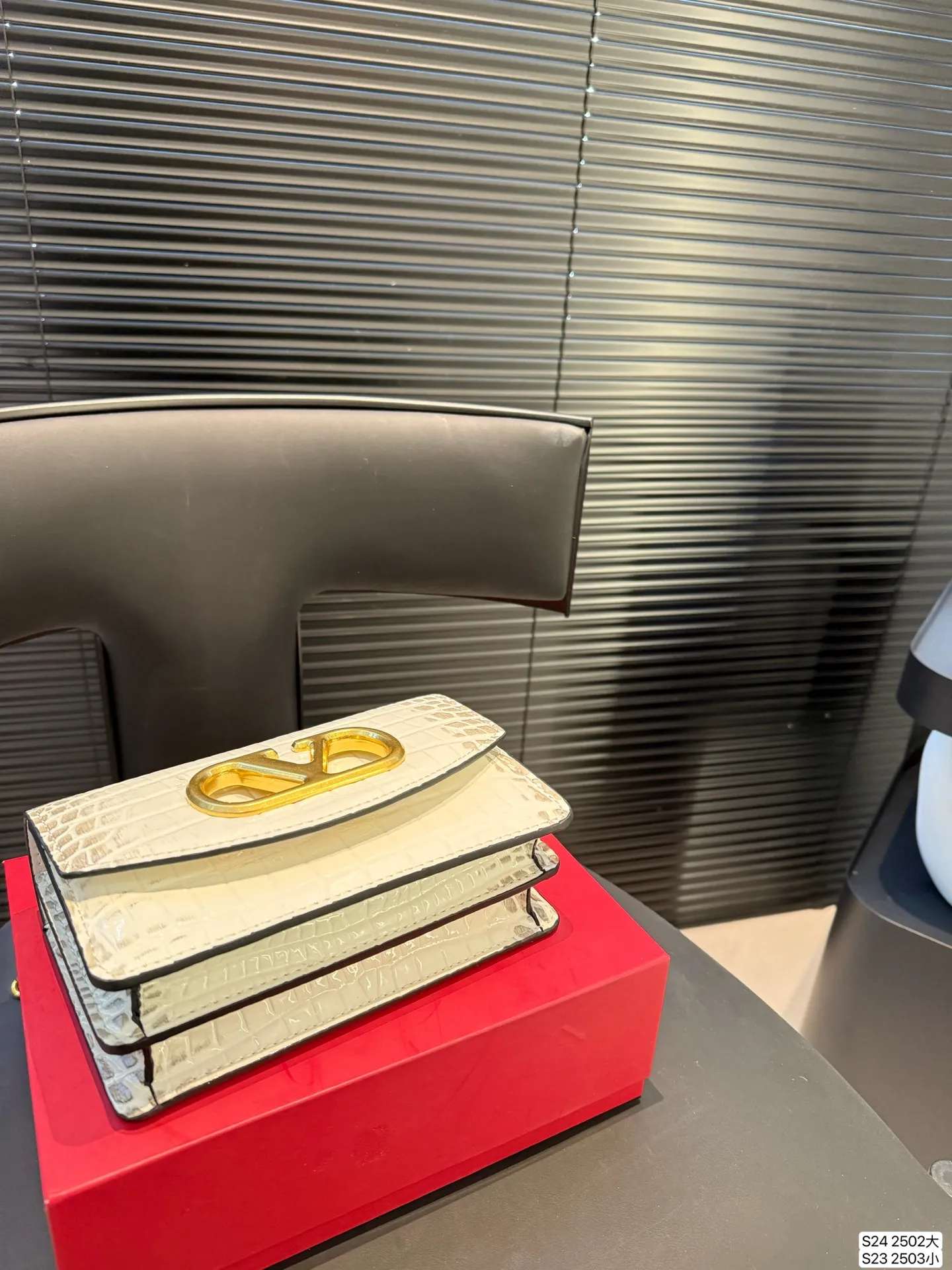 大号P170 小号P165 配折叠盒子 华伦天奴链条包Valentino SS25 Vain系列链条包打造简约复古风尚光面牛皮革触感高级金属吸扣开合方式 珠宝盒般使用感受#华伦天奴valentino #复古 # 尺寸:大号24 15 小号19 12 货号大2502 小2503