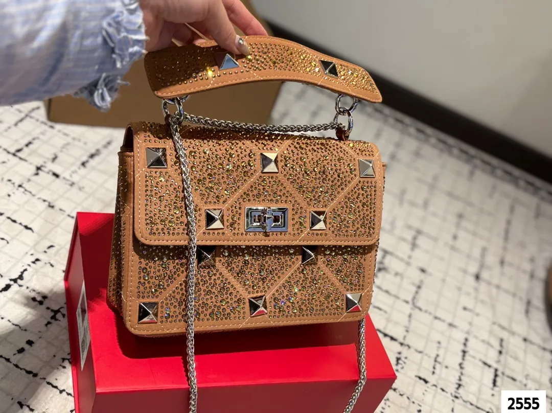 P210 (礼盒包装) valentino vsling 满钻托特包 华伦天奴一款手提包,连接肩带的话,可以作为单肩包或斜挎包使用包包正面的V标华伦天奴特有的标志 高级感 时髦 good#华伦天奴尺寸:24.18