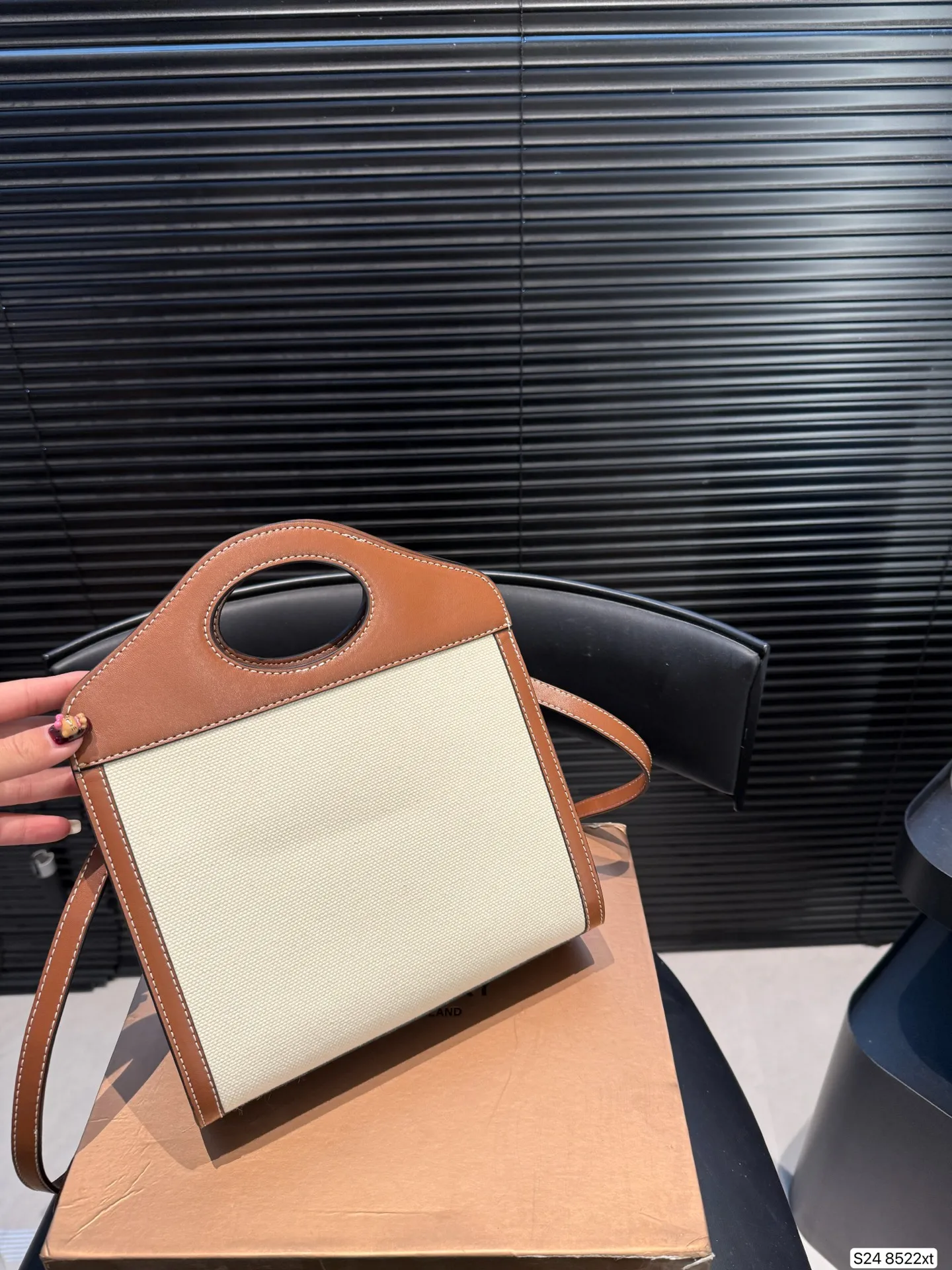 P170 配折叠盒 这款包包算是Burberry家的爆款啦‼️白棕双拼，满满的复古文艺风，又有一种优雅的高级感，更是时尚达人明星街拍的常客了～ 尺寸23 22 货号8522