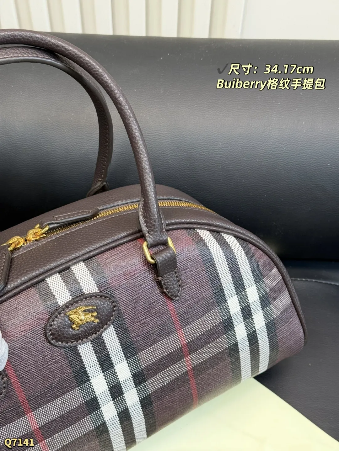 💰180 配折叠盒 尺寸：34.17cm Burberry Highlands保龄球包，经典格纹设计，棉麻混纺+小牛皮饰边，英伦风满满。包身有骑士印章，灵感来自1980年代典藏图案。配可拆卸肩带，手提斜挎都OK！涂层工艺提升耐用性，日常通勤或休闲出行都超适合，实用又时髦凸。
