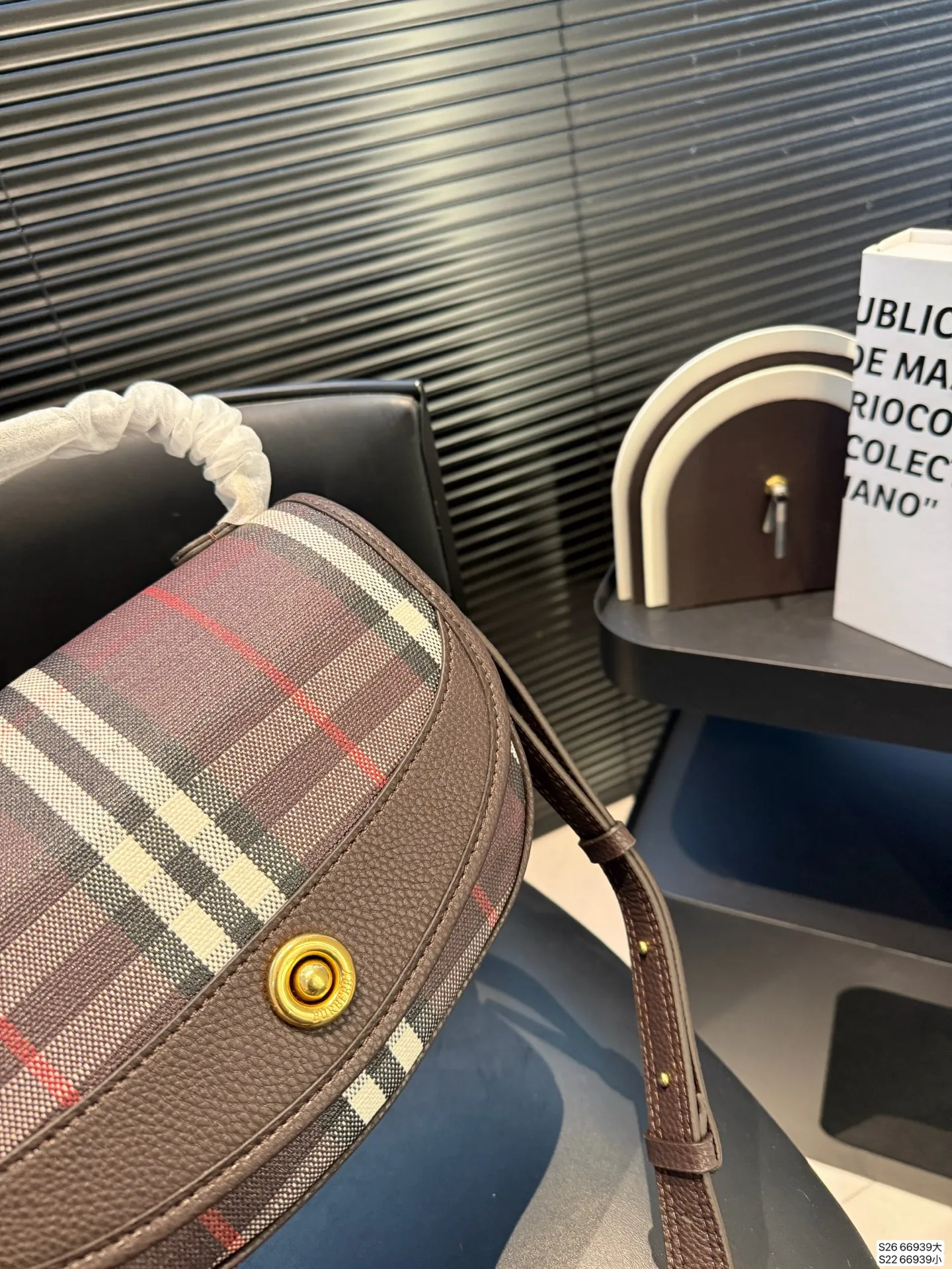 大号P180 小号P160 当经典格纹，邂逅浓郁秋色 复古⻛格的摩登面貌 🟣 复古格纹永不过时 高级感穿搭公式，一件Burberry就够了。 尺寸大24 19 小18 13 货号66939