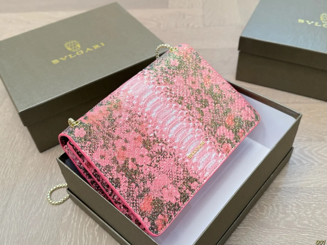 &yen;140配盒 宝格丽 Bvlgari蛇头包 ⚠️顶级原单 不愧是开挂般的存在 包身轻便 百搭 给予满满的高级感 尺寸25 17