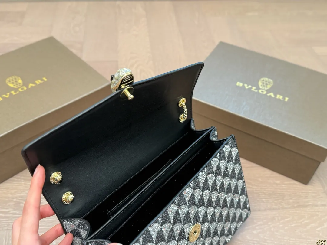 ¥145配盒 宝格丽 Bvlgari蛇头包 ⚠️顶级原单 不愧是开挂般的存在 包身轻便 百搭 给予满满的高级感 尺寸25 17