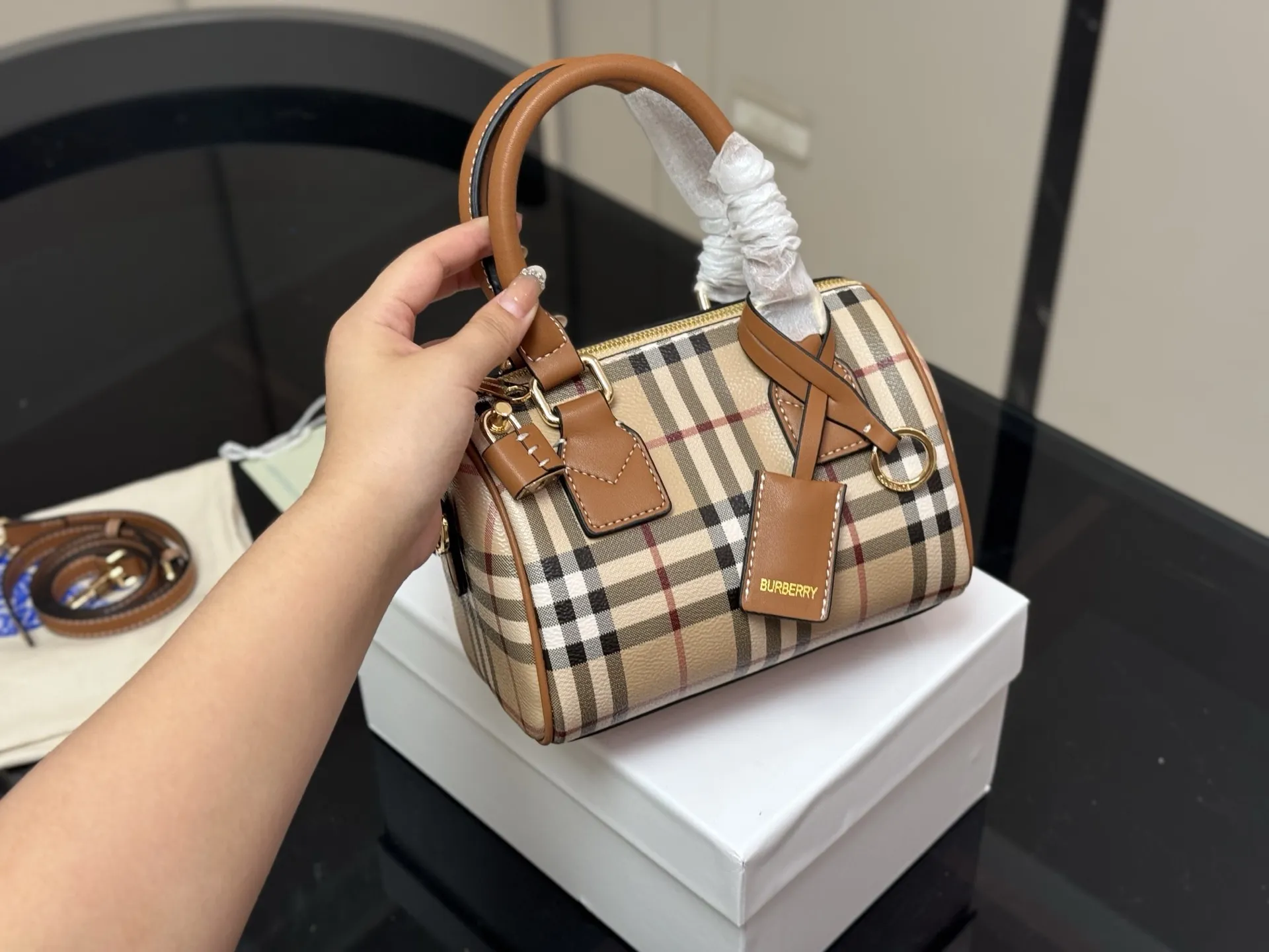 &yen;160 配盒 size:20.13cm 巴宝莉｜敲可爱的枕头包~ 多配色、手提斜挎随心搭配~