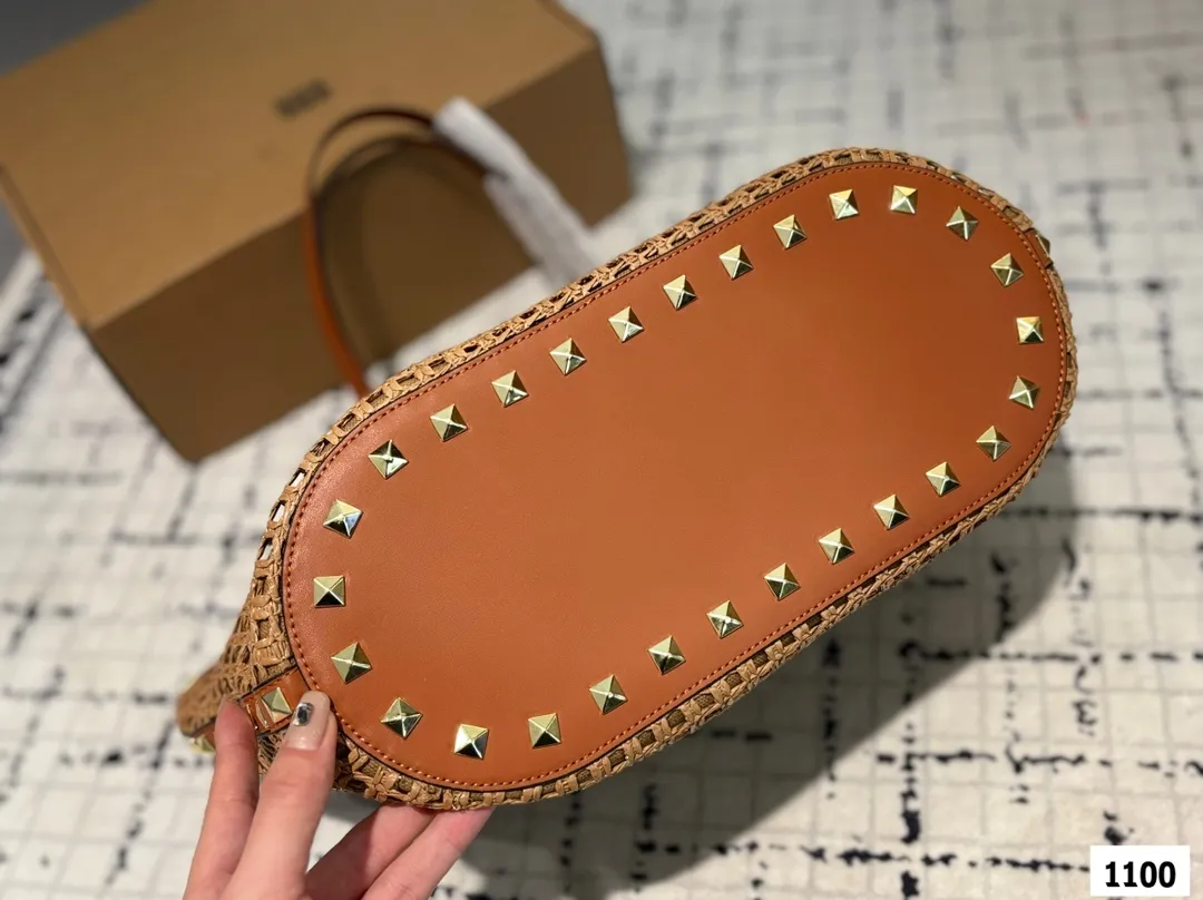 P190 Valentino 华伦天奴编织包24春夏浓浓的度假风,却也适合日常觉得这样的包包得有一个,毕竟,海浪、沙滩,没人想拒绝# 尺寸:31 29