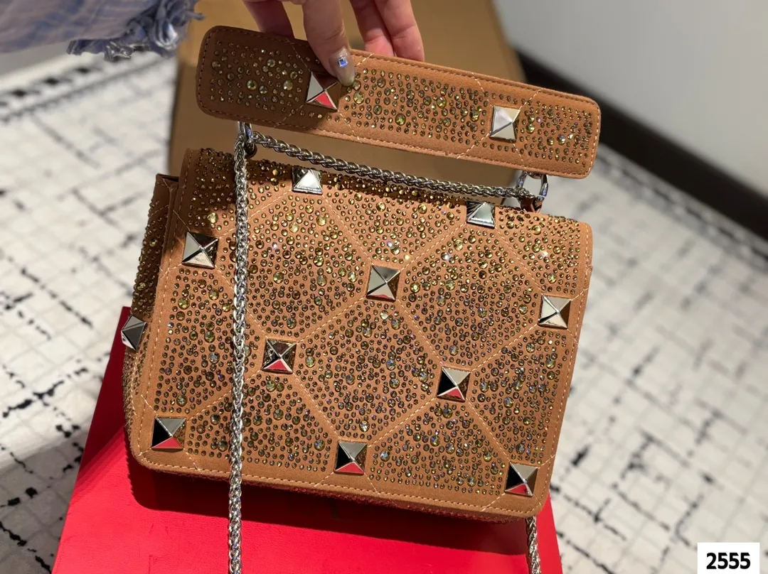 P210 (礼盒包装) valentino vsling 满钻托特包 华伦天奴一款手提包,连接肩带的话,可以作为单肩包或斜挎包使用包包正面的V标华伦天奴特有的标志 高级感 时髦 good#华伦天奴尺寸:24.18