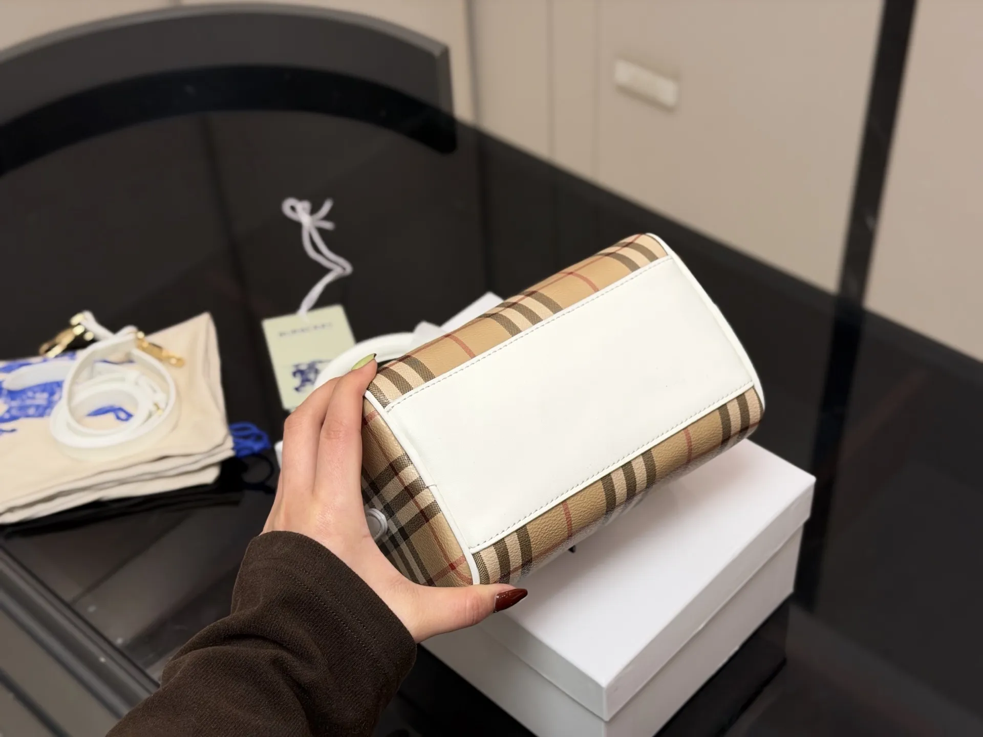 &yen;160 配盒 size:20.13cm 巴宝莉｜敲可爱的枕头包~ 多配色、手提斜挎随心搭配~