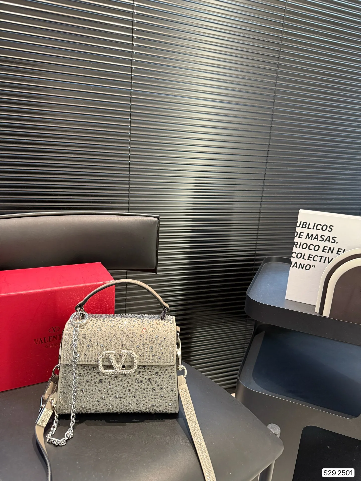 P195 配折叠盒子 valentino vsling 满钻托特包 华伦天奴一款手提包,连接肩带的话,可以作为单肩包 或斜挎包使用 包包正面的V标华伦天奴特有的标志 高级感 时髦 good #华伦天奴尺寸:19 14 货号2501