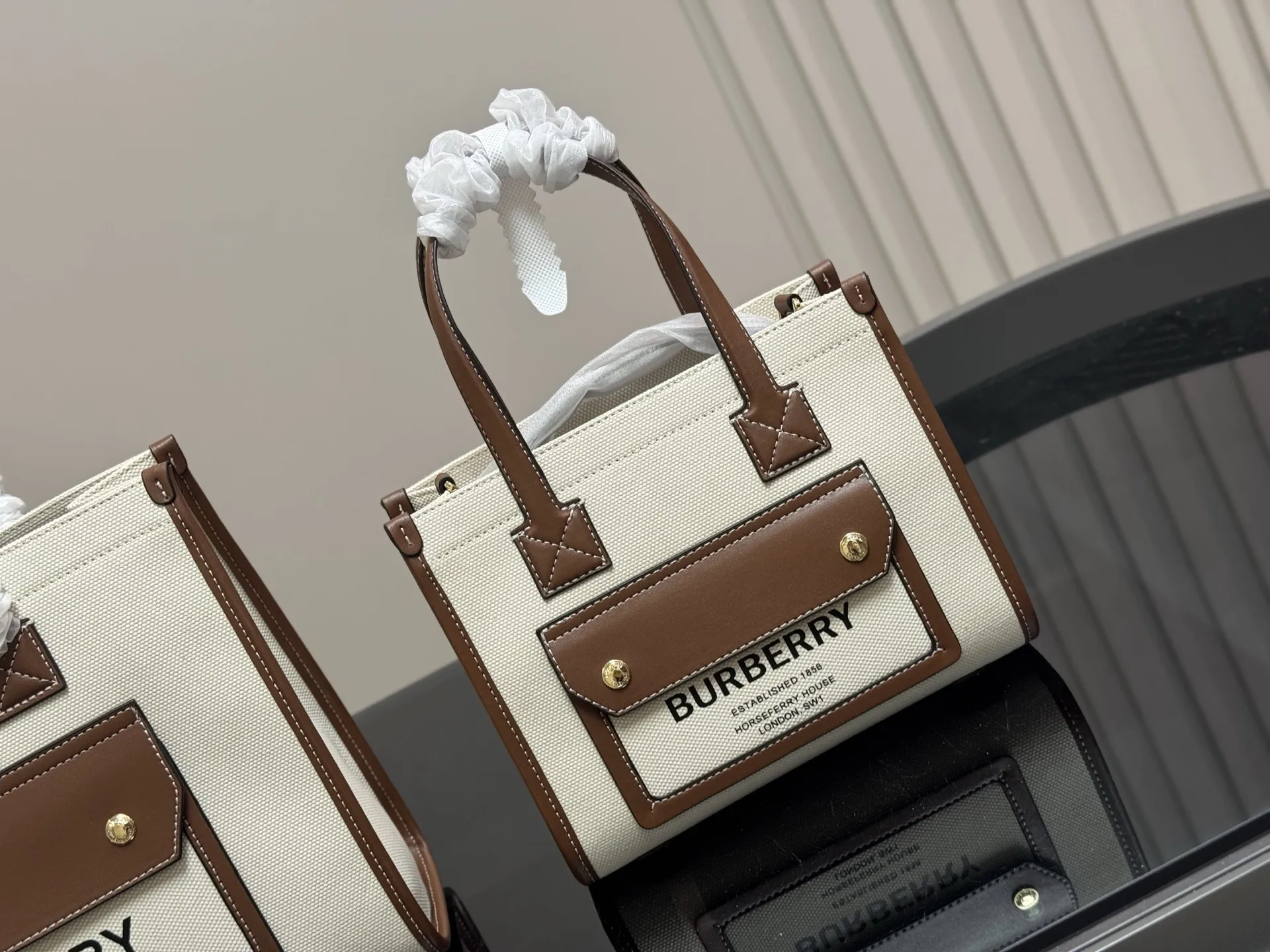 &yen;150 &yen;140 size： 33.25cm 23.19cm 巴宝莉Freya 帆布tote（托特） 方方正正的外形自带一股复古学院气息！ 真的好爱粉色 夏天小托特的不二选择!