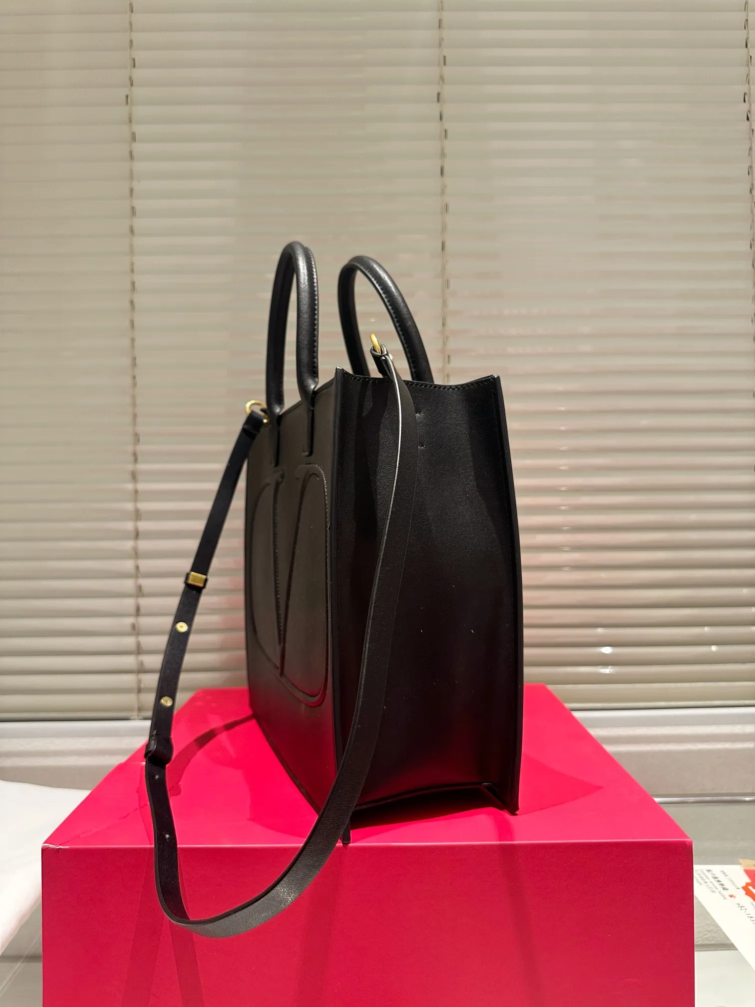 P190 配礼盒🎁 华伦天奴VALENTINO女士 托特包 Valentino Letter Bag 来自Valentino 的信袋。新赛季刚刚到来。 尺寸 31.27