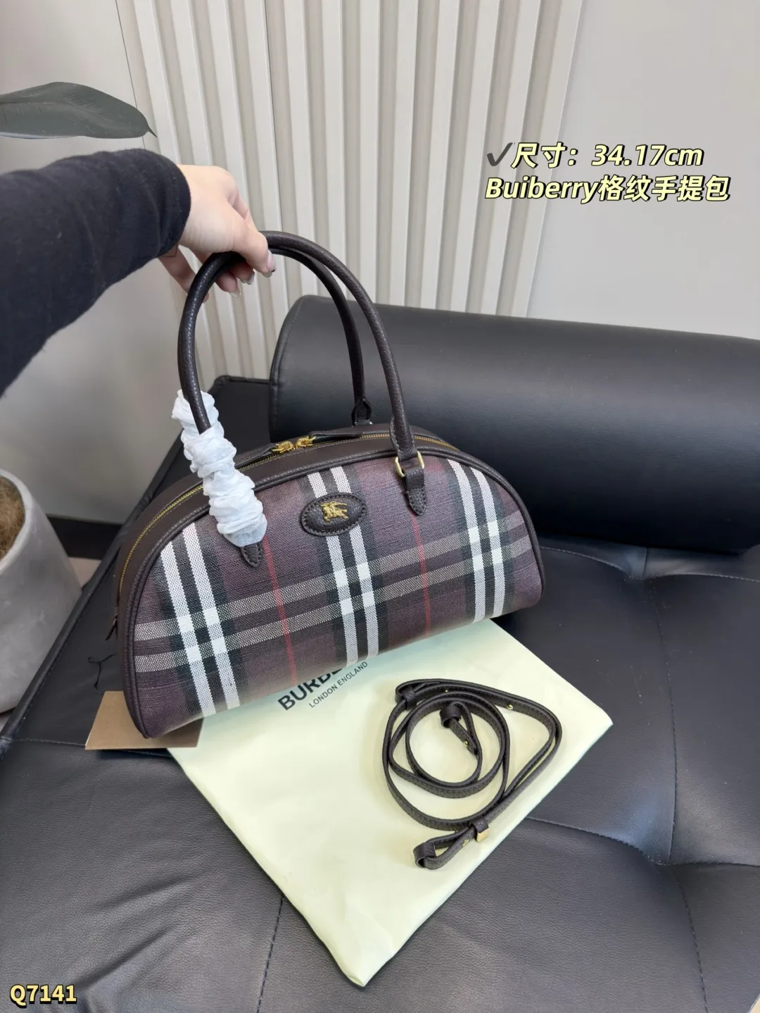 💰180 配折叠盒 尺寸:34.17cm Burberry Highlands保龄球包,经典格纹设计,棉麻混纺+小牛皮饰边,英伦风满满。包身有骑士印章,灵感来自1980年代典藏图案。配可拆卸肩带,手提斜挎都OK!涂层工艺提升耐用性,日常通勤或休闲出行都超适合,实用又时髦凸。