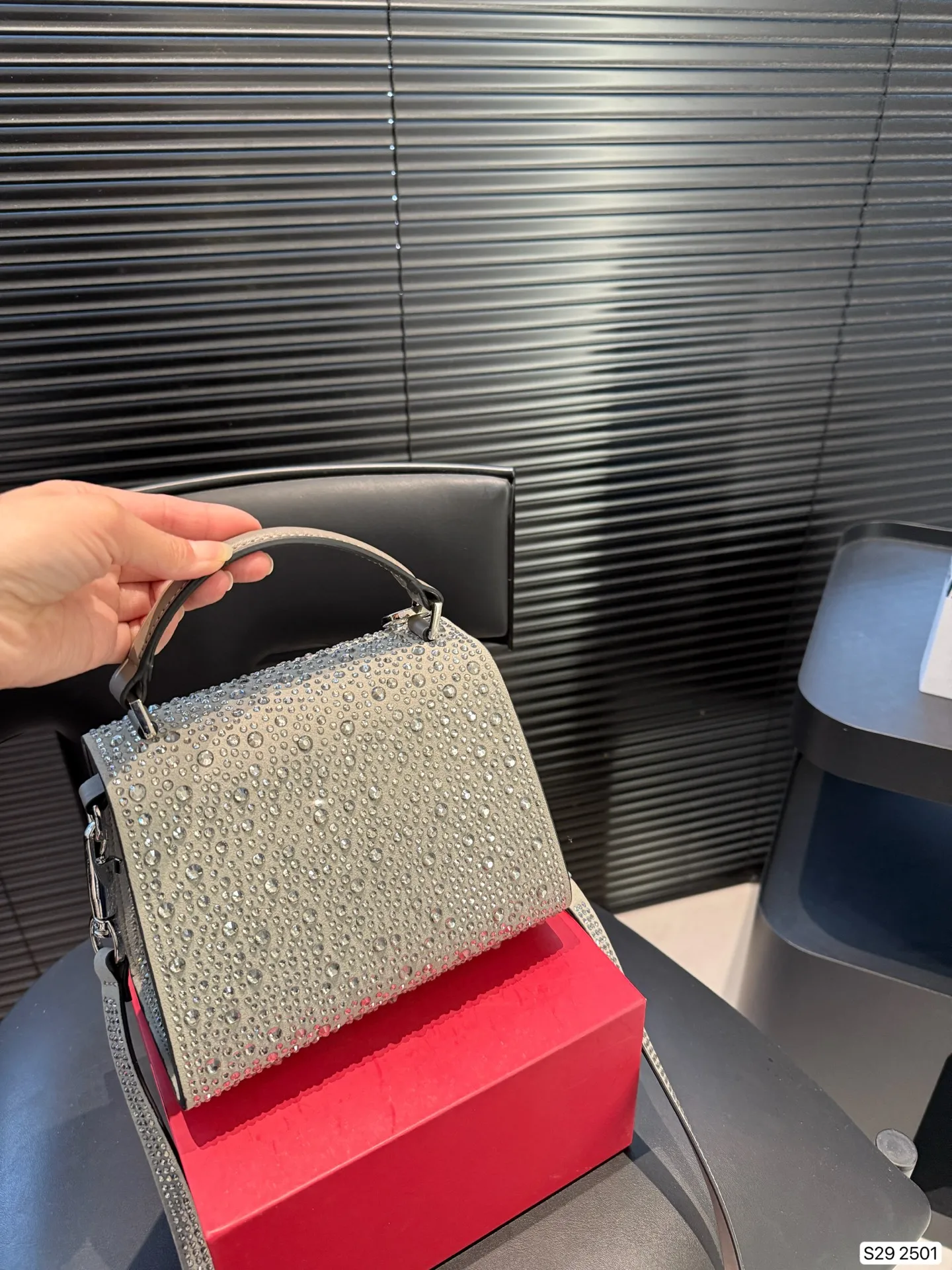 P195 配折叠盒子 valentino vsling 满钻托特包 华伦天奴一款手提包，连接肩带的话，可以作为单肩包 或斜挎包使用 包包正面的V标华伦天奴特有的标志 高级感 时髦 good #华伦天奴尺寸：19 14 货号2501