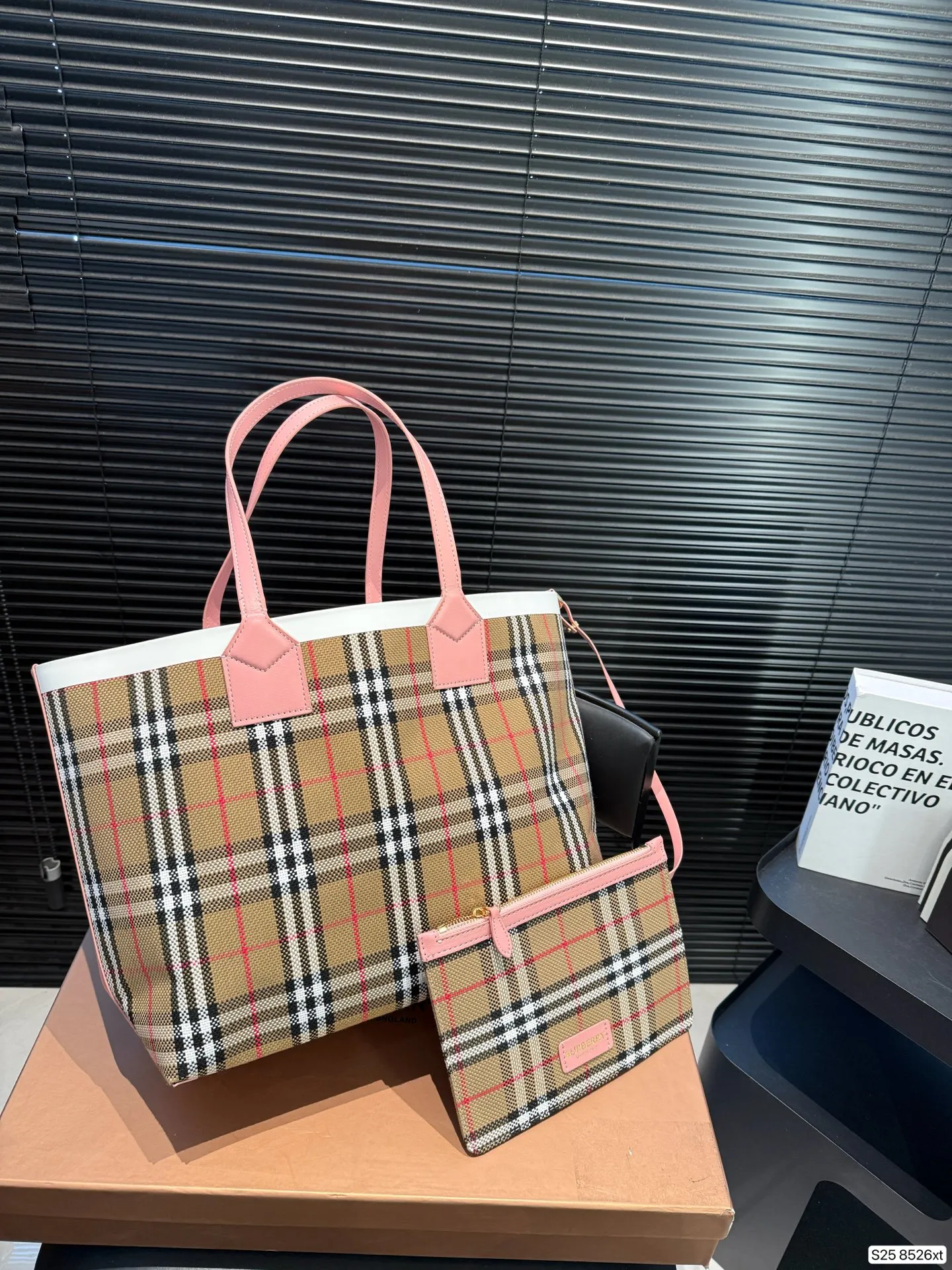 P175 配盒子Burberry 经典格纹包包 这样的经典格纹，就算没有logo，也能够一眼辨别出来它是Burberry！ 高级感真是无法拒绝 超大容量的托特包耐用又能装～ 尺寸34 29 货号8526