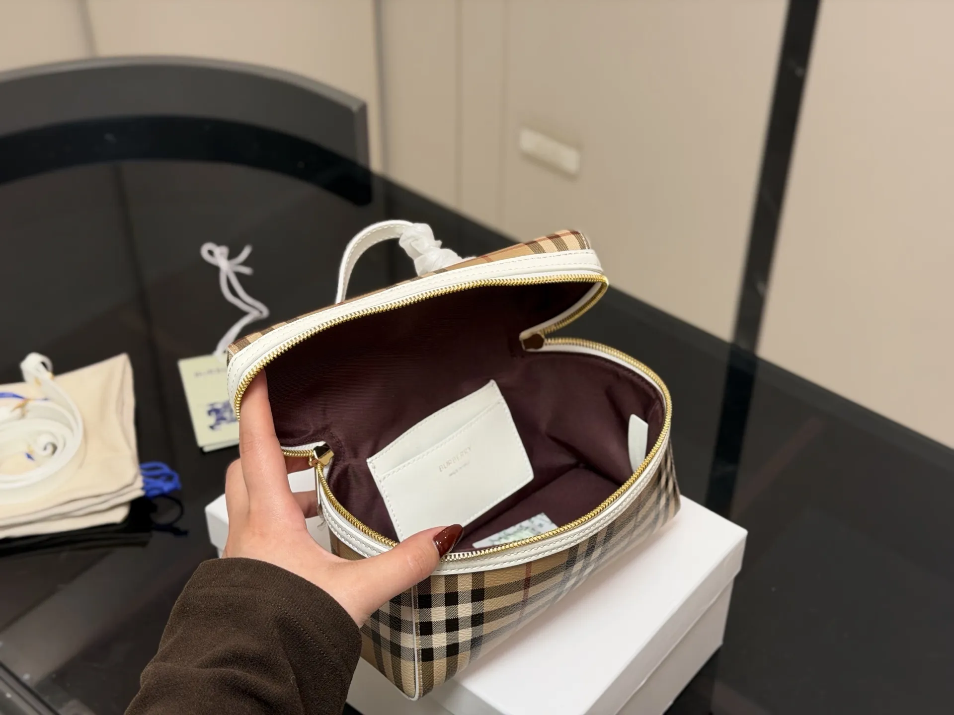 &yen;170 配盒 size：20（底宽）*14cm（高） 巴宝莉LP小盒子包 性价比超高的一只格纹小盒子 真的好可爱呀 可甜可盐太可爱啦！ 可以手拿可以肩背长度刚刚好