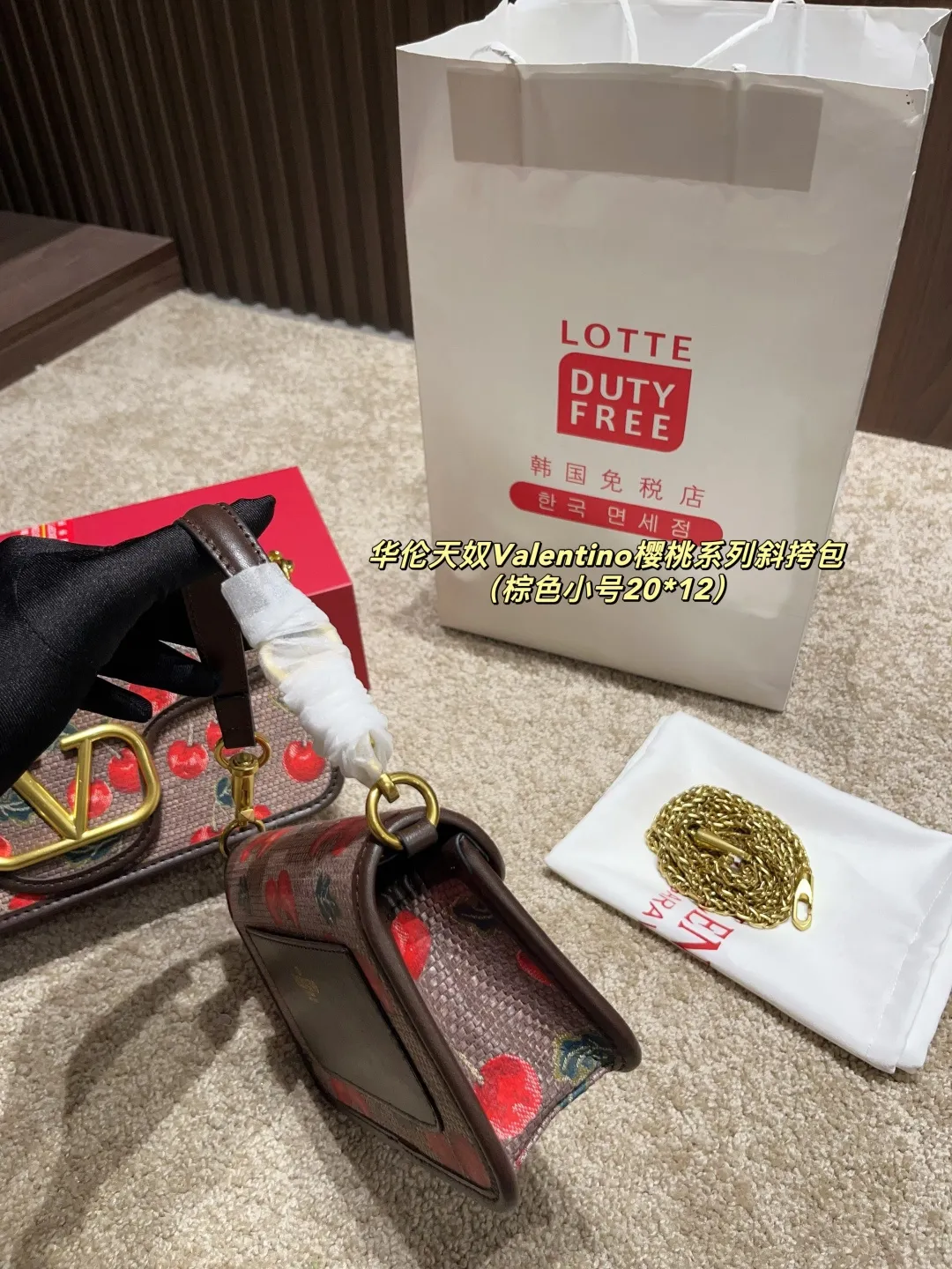 大号p175配盒⚠️尺寸26.12 小号p170配盒⚠️尺寸20.12 华伦天奴Valentino樱桃系列斜挎包 春夏系列 ,丰富的色彩、复杂的图案和多层次的材质,打造出强烈的视觉冲击,Freen轻松驾驭,优雅又性感~传递出春夏季节的浪漫与活力,为品牌注入新的活力!