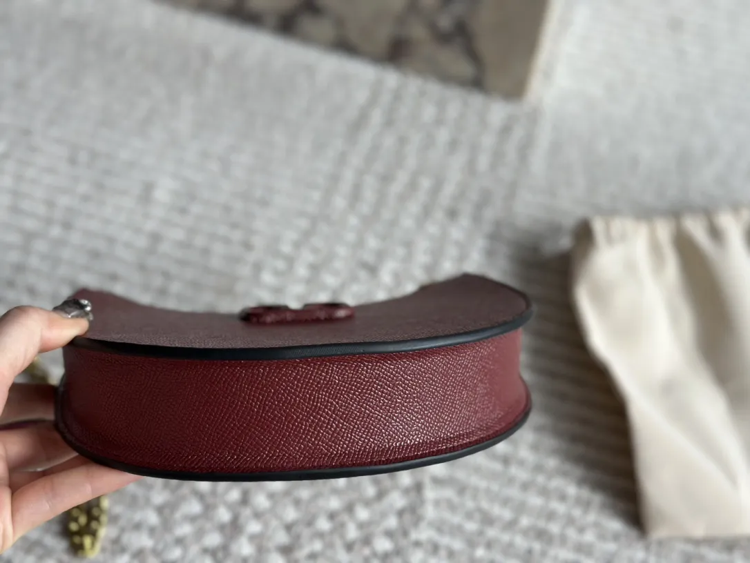 P175 折叠礼盒 Valentino 华伦天奴Loco 绝美仙女必备 也太好看了叭 手提单肩包 解锁时尚魅力 可盐可甜 整条街最靓的女孩 尺寸 20 13cm