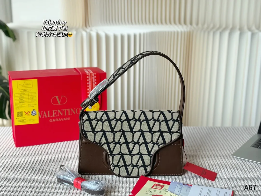 💰180 折叠礼盒包装 🌟华伦天奴印花腋下包 解锁时尚魅力 🉑盐🉑甜 整条街最靓的女孩 尺寸：28-8-16