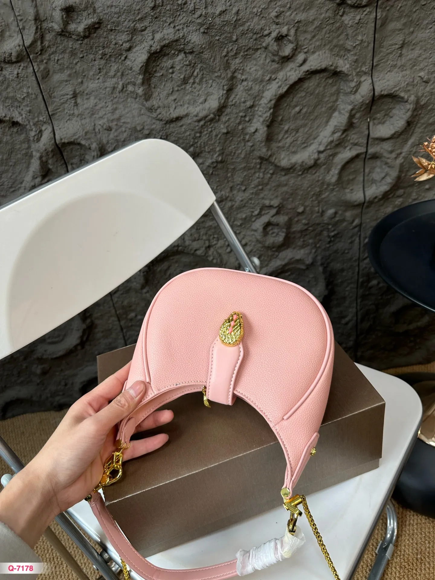 💰220 配折叠盒 宝格丽短肩带腋下背!荔枝纹牛皮金属长肩带可以斜挎!就算腋下包的风过去了还可以继续斜挎!摩登时髦简约! 我个人非常喜欢的链条提手十 宽肩带设计,链条斜挎包也炒鸡可爱!鲜艳的配色!小小的个头!很难说不爱!尺寸19.14cm