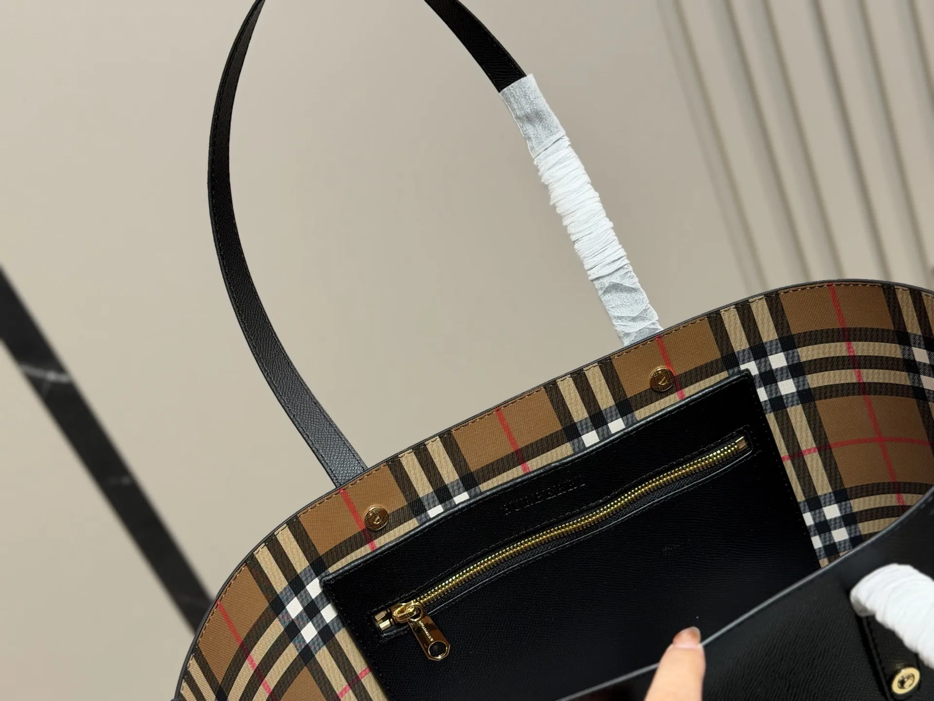 ¥160 巴宝莉购物袋🛍️ 帆布面料✅ 大容量 满足日常 特别适合宝妈 超级能装! 尺寸: 35.30cm