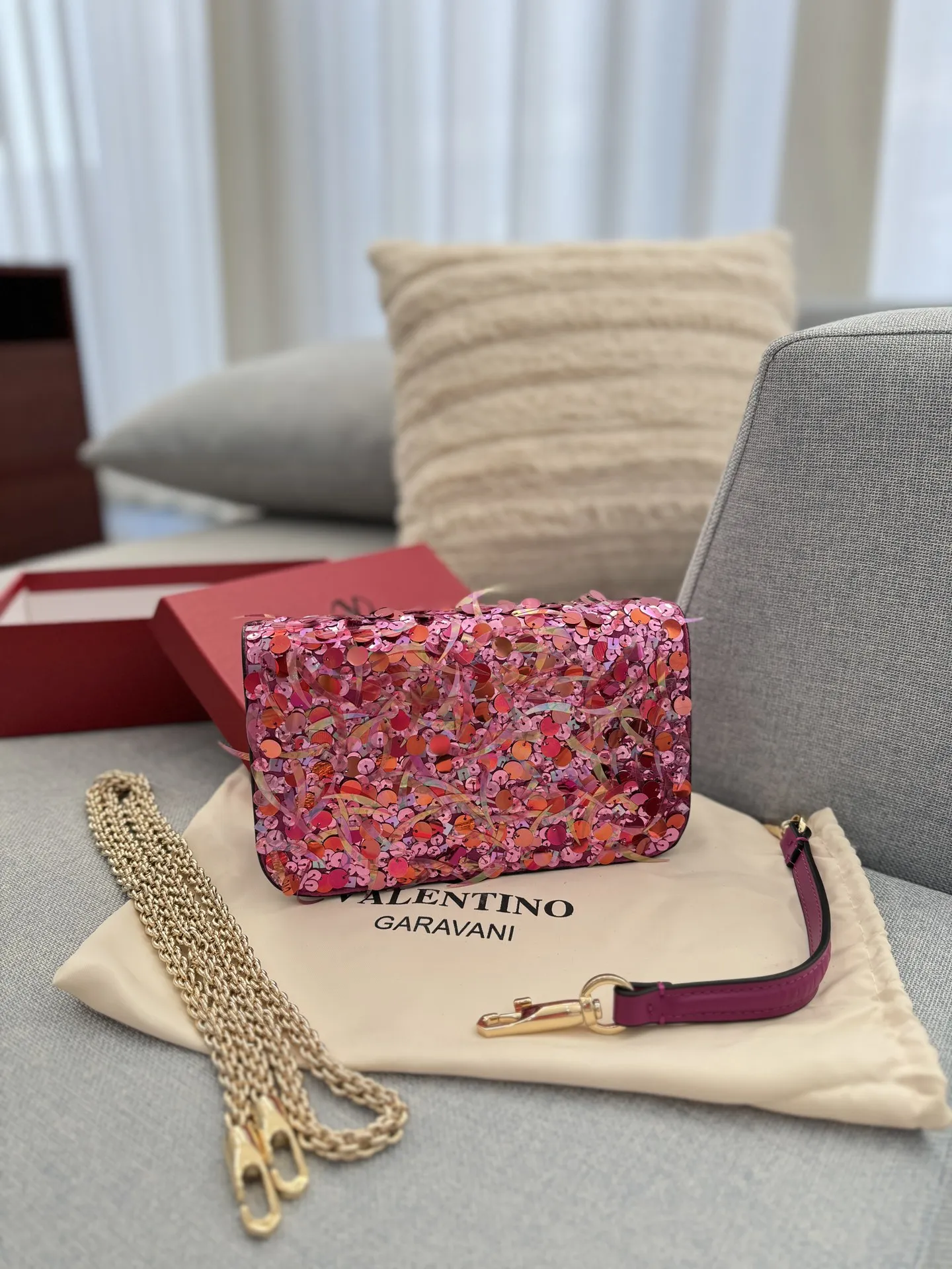 P420 配盒🎀 size:22×14 Valentino华伦天奴 亮片 链条包 手提单肩斜挎包 华伦天奴 Loco亮片单肩包上身效果很惊艳,高级又不刻板美尽在其中,神秘有灵气的小性感 出席宴会晚会之类时一定要选择亮闪闪