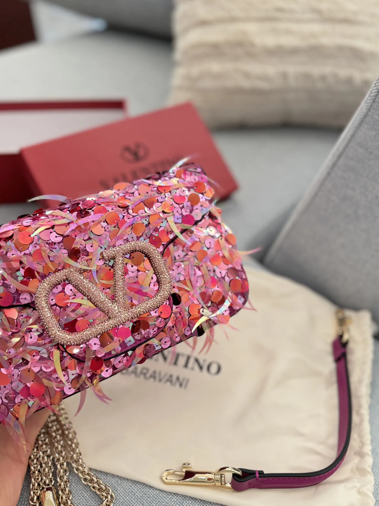 P420 配盒🎀 size:22×14 Valentino华伦天奴 亮片 链条包 手提单肩斜挎包 华伦天奴 Loco亮片单肩包上身效果很惊艳,高级又不刻板美尽在其中,神秘有灵气的小性感 出席宴会晚会之类时一定要选择亮闪闪