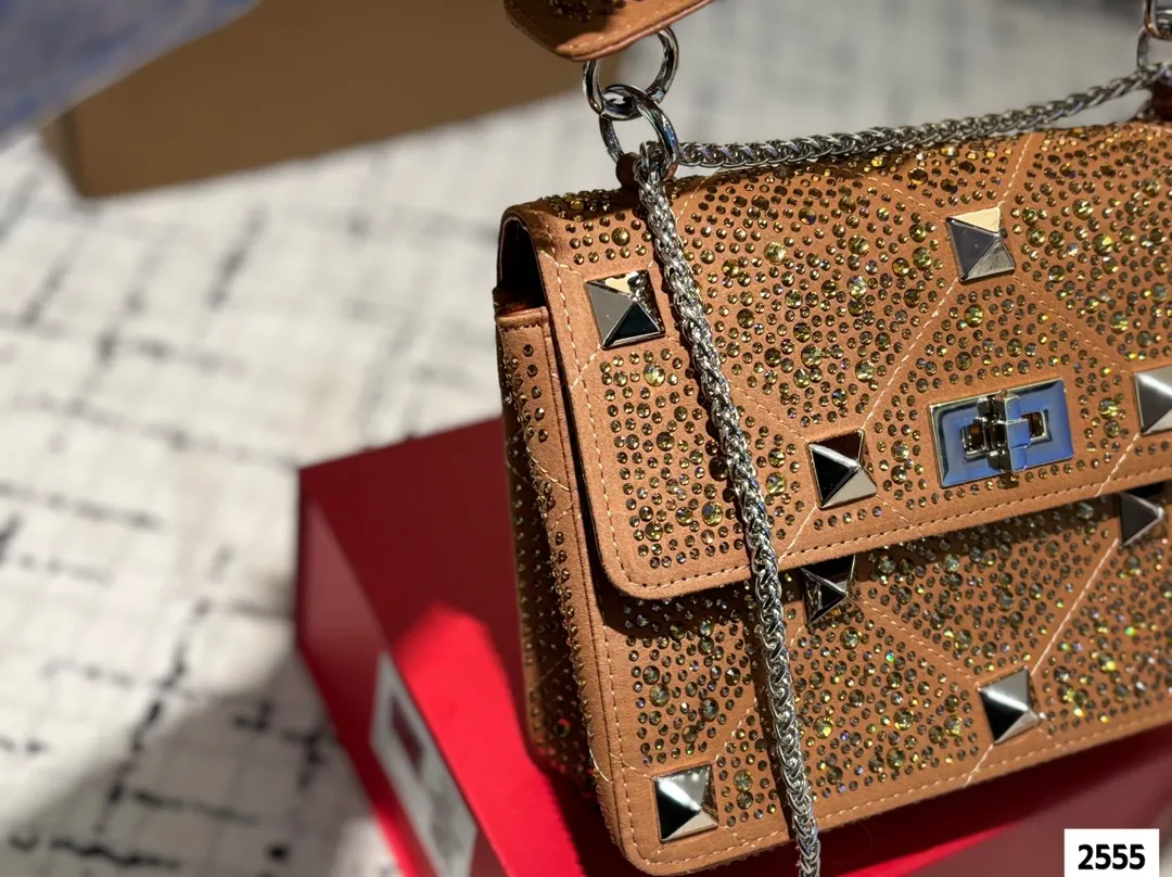 P210 （礼盒包装） valentino vsling 满钻托特包 华伦天奴一款手提包，连接肩带的话，可以作为单肩包或斜挎包使用包包正面的V标华伦天奴特有的标志 高级感 时髦 good#华伦天奴尺寸：24.18