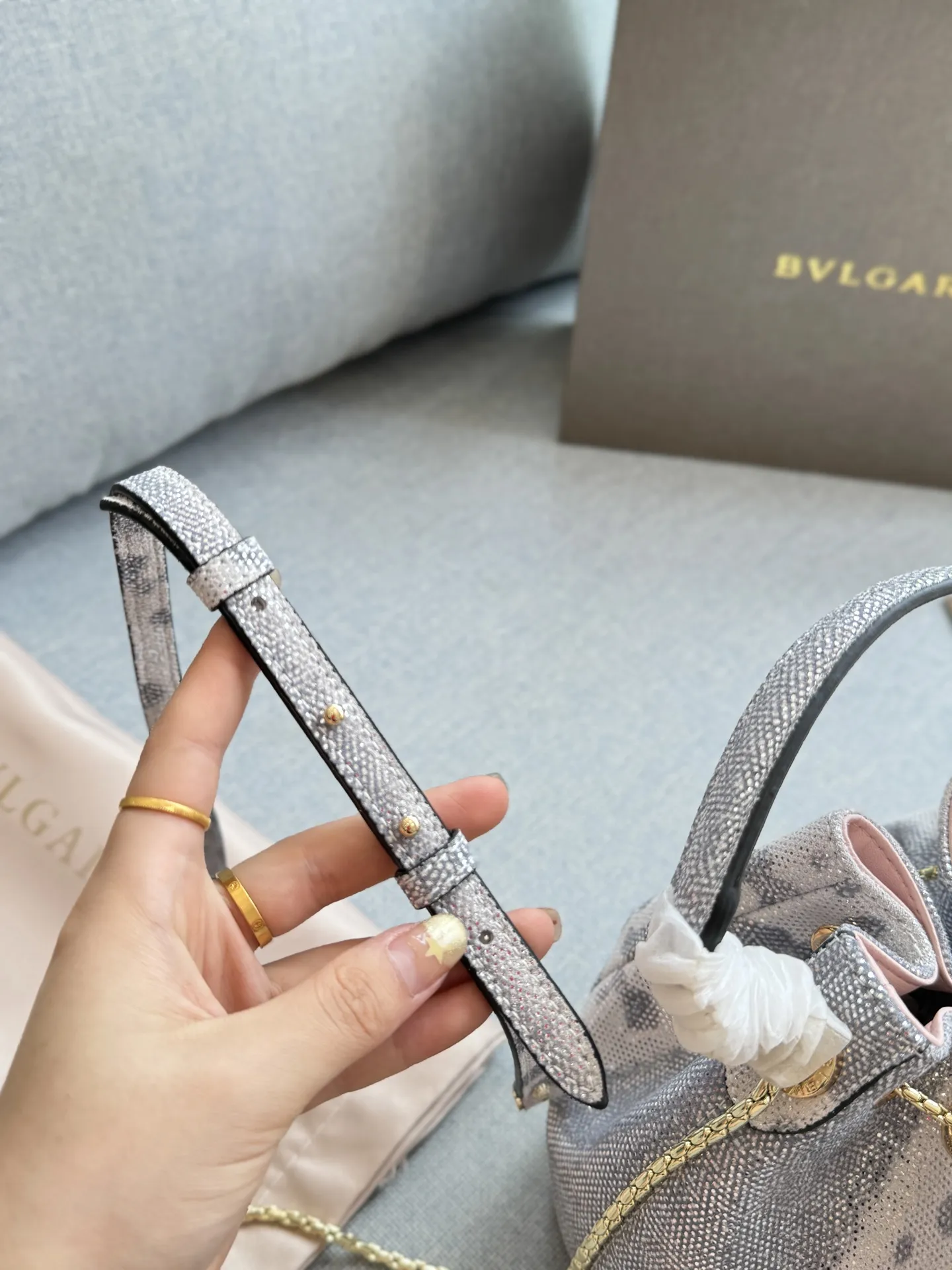 💰240 折叠盒 size：16&times;19 BVLGARI宝格丽 SERPENTI FOREVER系列 蛇头抽绳扣 水蛇纹 水桶包单肩斜挎包 细节处理的精致程度令人惊叹。 立刻感受到了它的优雅和卓越。 线条流畅且美观，让人爱不释手。