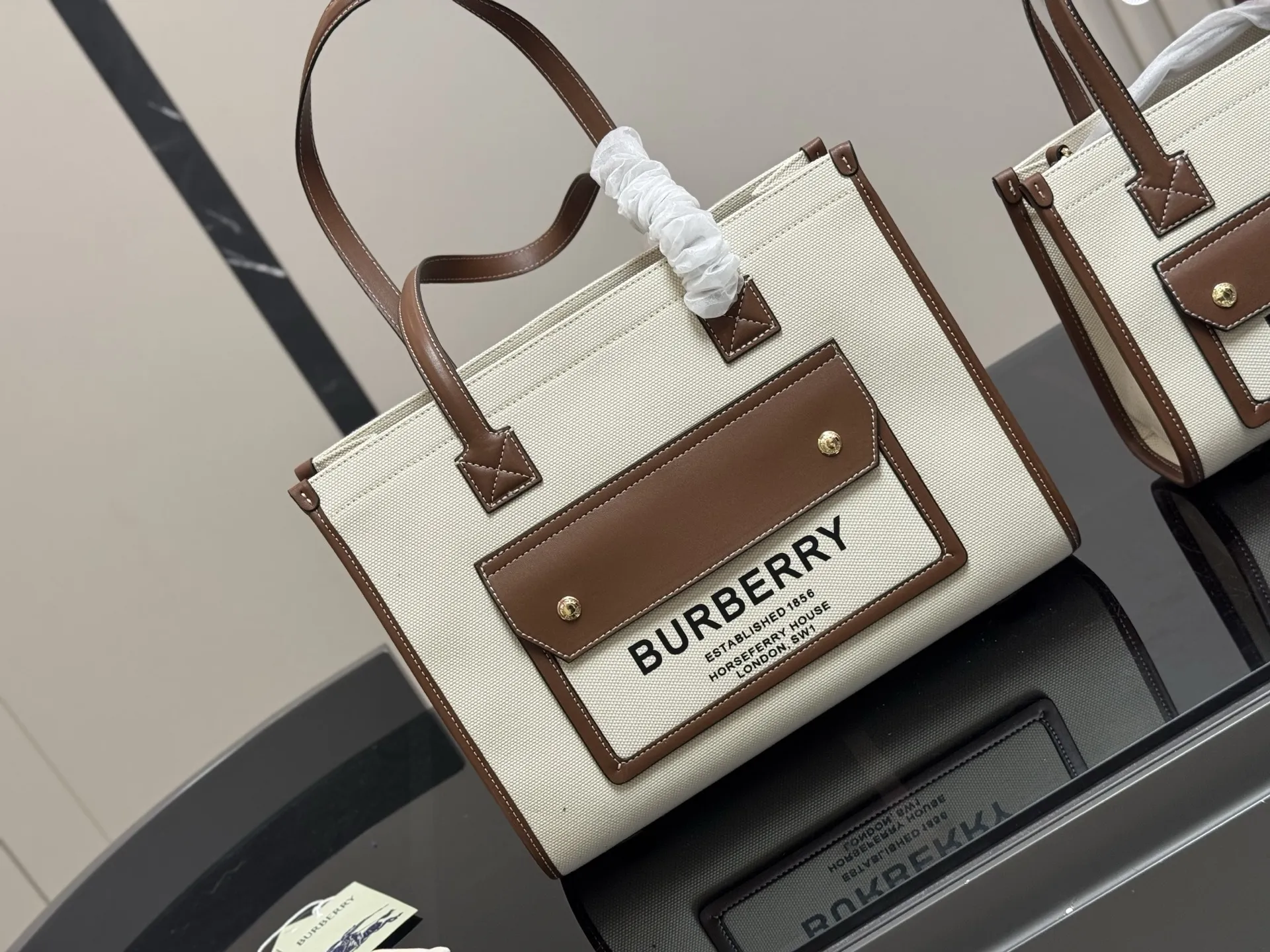 ¥150 ¥140 size: 33.25cm 23.19cm 巴宝莉Freya 帆布tote(托特) 方方正正的外形自带一股复古学院气息! 真的好爱粉色 夏天小托特的不二选择!