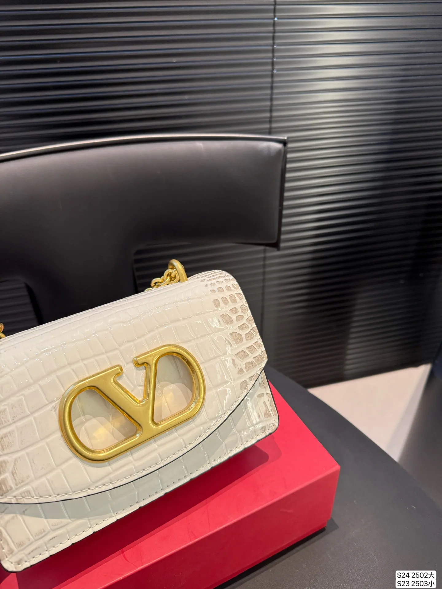 大号P170 小号P165 配折叠盒子 华伦天奴链条包Valentino SS25 Vain系列链条包打造简约复古风尚光面牛皮革触感高级金属吸扣开合方式 珠宝盒般使用感受#华伦天奴valentino #复古 # 尺寸：大号24 15 小号19 12 货号大2502 小2503