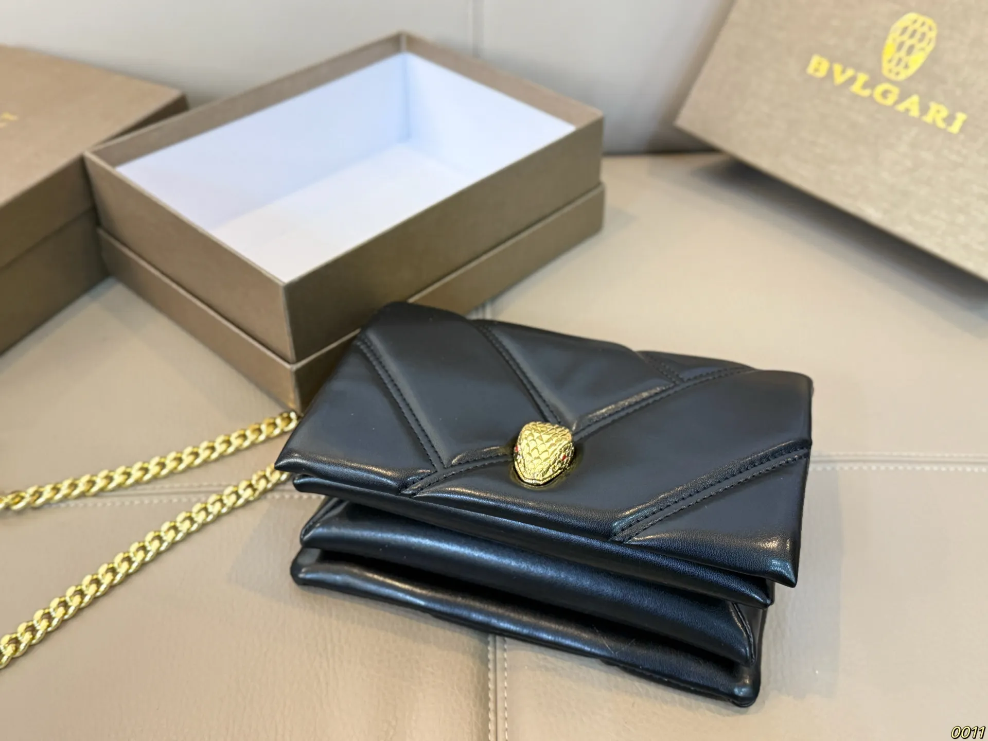 ¥140配盒 宝格丽 Bvlgari蛇头包 ⚠️顶级原单 不愧是开挂般的存在 包身轻便 百搭 给予满满的高级感 尺寸21 13