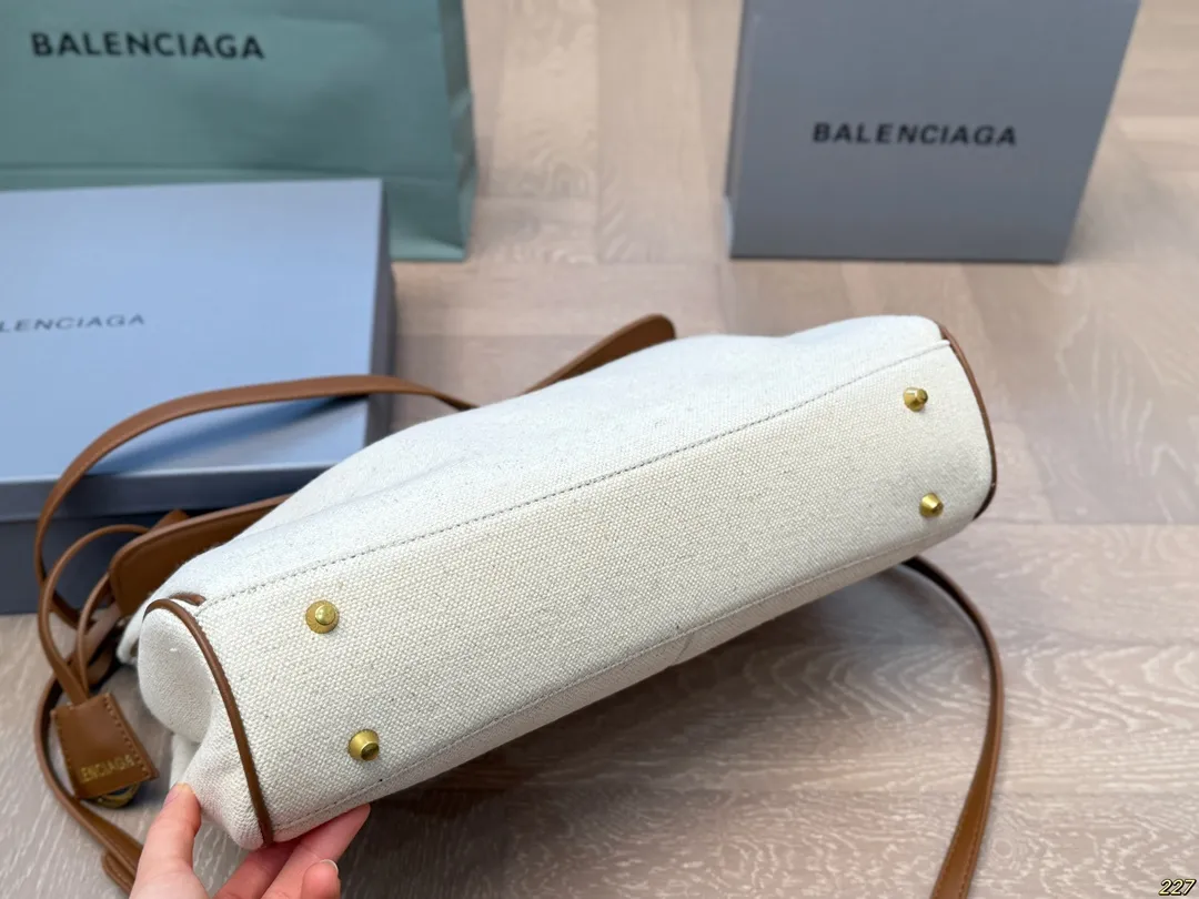 ¥175/¥170配盒 Balenciaga巴黎世家新款 任何风格都可轻松驾驭 适合日常 旅游 出行 集美必备 尺寸:36 24/30 20