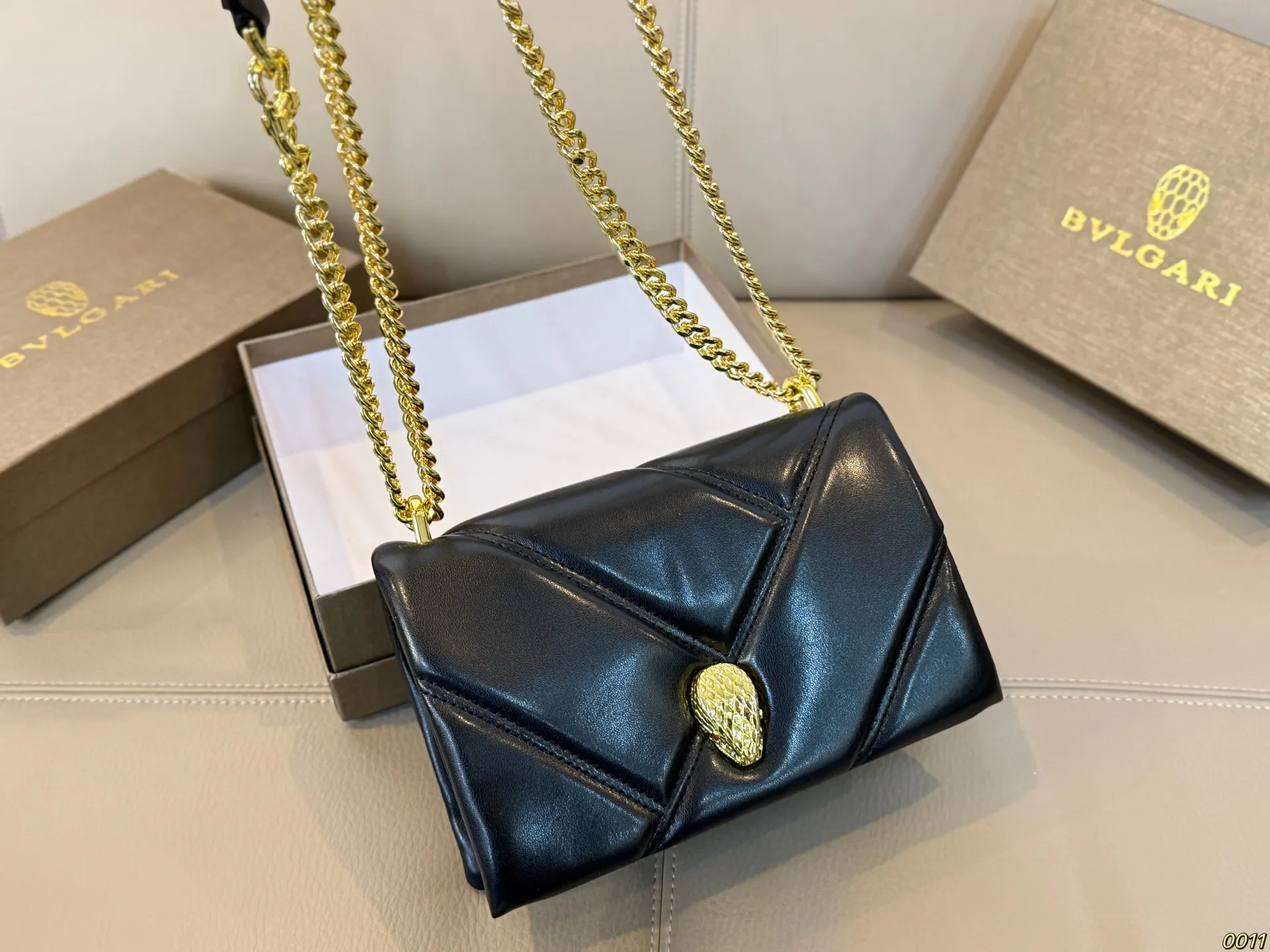 &yen;140配盒 宝格丽 Bvlgari蛇头包 ⚠️顶级原单 不愧是开挂般的存在 包身轻便 百搭 给予满满的高级感 尺寸21 13