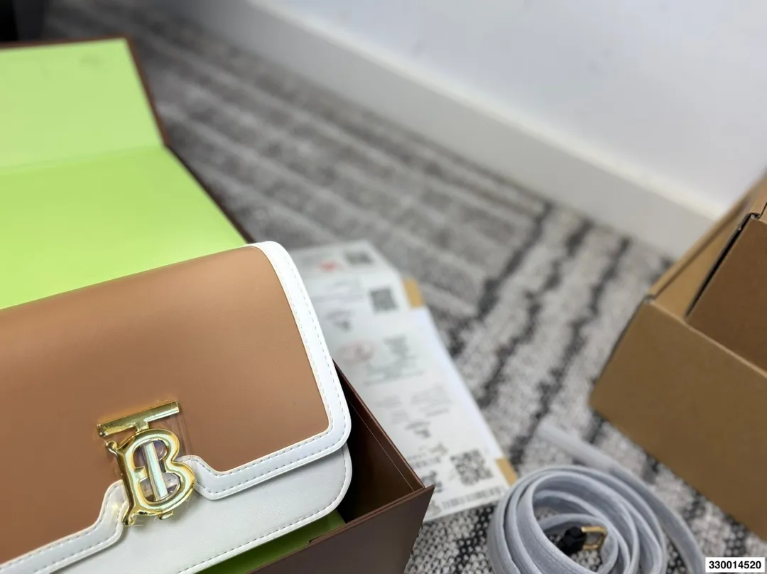 p170 配礼盒 Burberry巴宝莉TB金扣豆腐包 白色超美太适合春夏了 尺寸22.15