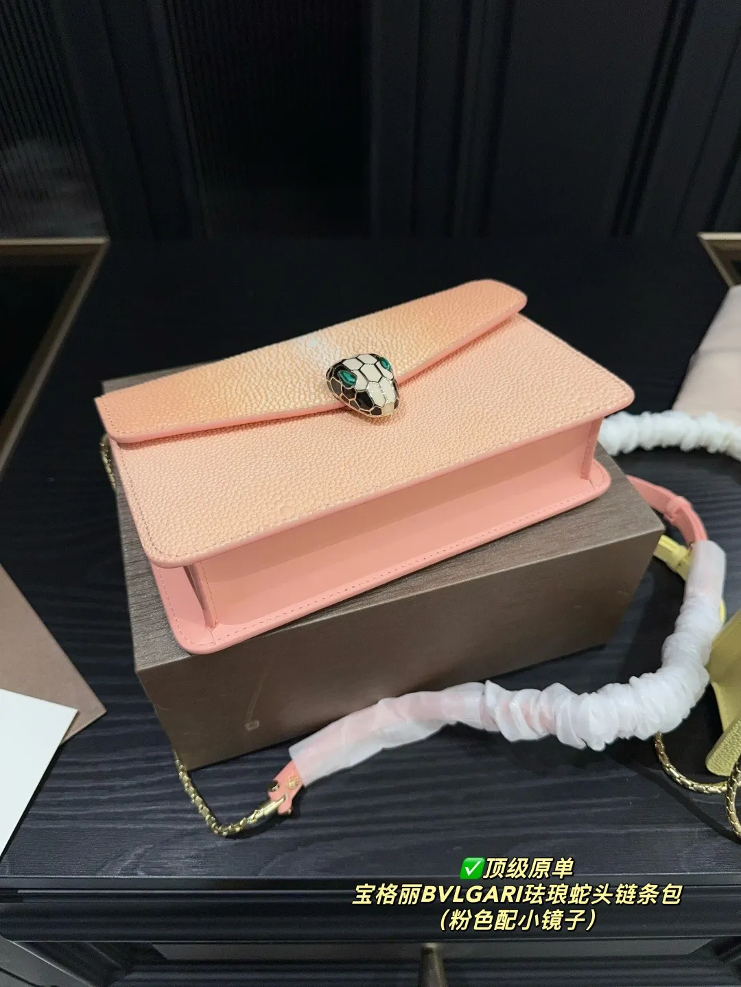 ✅顶级原单P205配折叠盒⚠️尺寸22.14 宝格丽BVLGARI珐琅蛇头链条包 🧜🏻♀️珍珠鱼皮也是 BVLGARI 包包的标志性皮质,皮质表面像一颗颗细密的珍珠⭐️,还带有点珠光闪烁💡的视觉效果,细节部分也是做的精致,色泽鲜亮。🙌🏻 这个颜色一年四季都可以背!因为是稀有珍珠鱼皮,所以特别闪!🌟