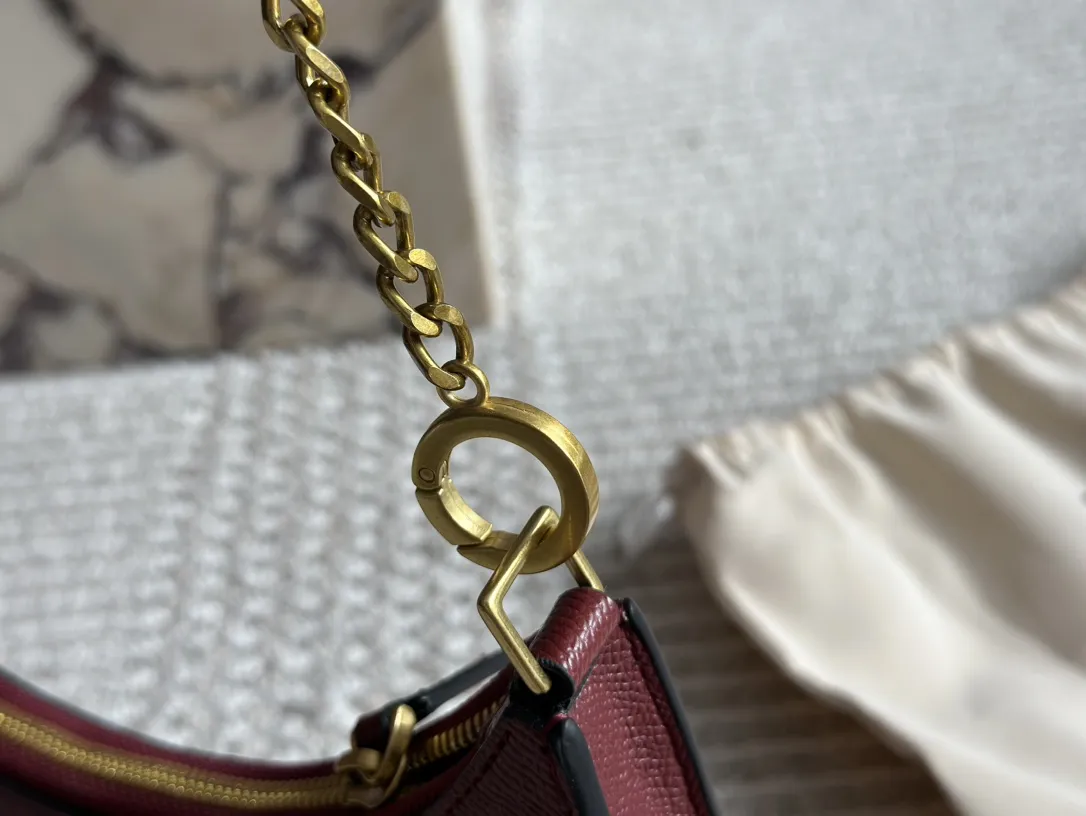 P175 折叠礼盒 Valentino 华伦天奴Loco 绝美仙女必备 也太好看了叭 手提单肩包 解锁时尚魅力 可盐可甜 整条街最靓的女孩 尺寸 20 13cm