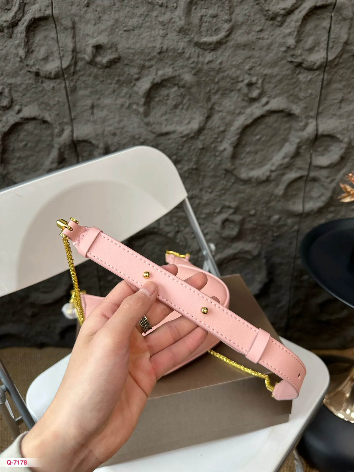 💰220 配折叠盒 宝格丽短肩带腋下背!荔枝纹牛皮金属长肩带可以斜挎!就算腋下包的风过去了还可以继续斜挎!摩登时髦简约! 我个人非常喜欢的链条提手十 宽肩带设计,链条斜挎包也炒鸡可爱!鲜艳的配色!小小的个头!很难说不爱!尺寸19.14cm