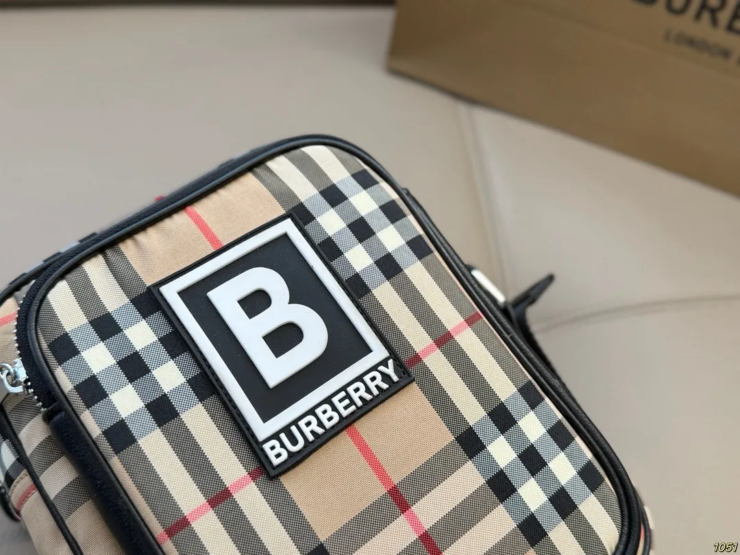 ¥130 Burberry 巴宝莉相机包 男女都可以背的款式 自己背腻了还可以给男朋友 超喜欢随性帅气的包包 尺寸17 22