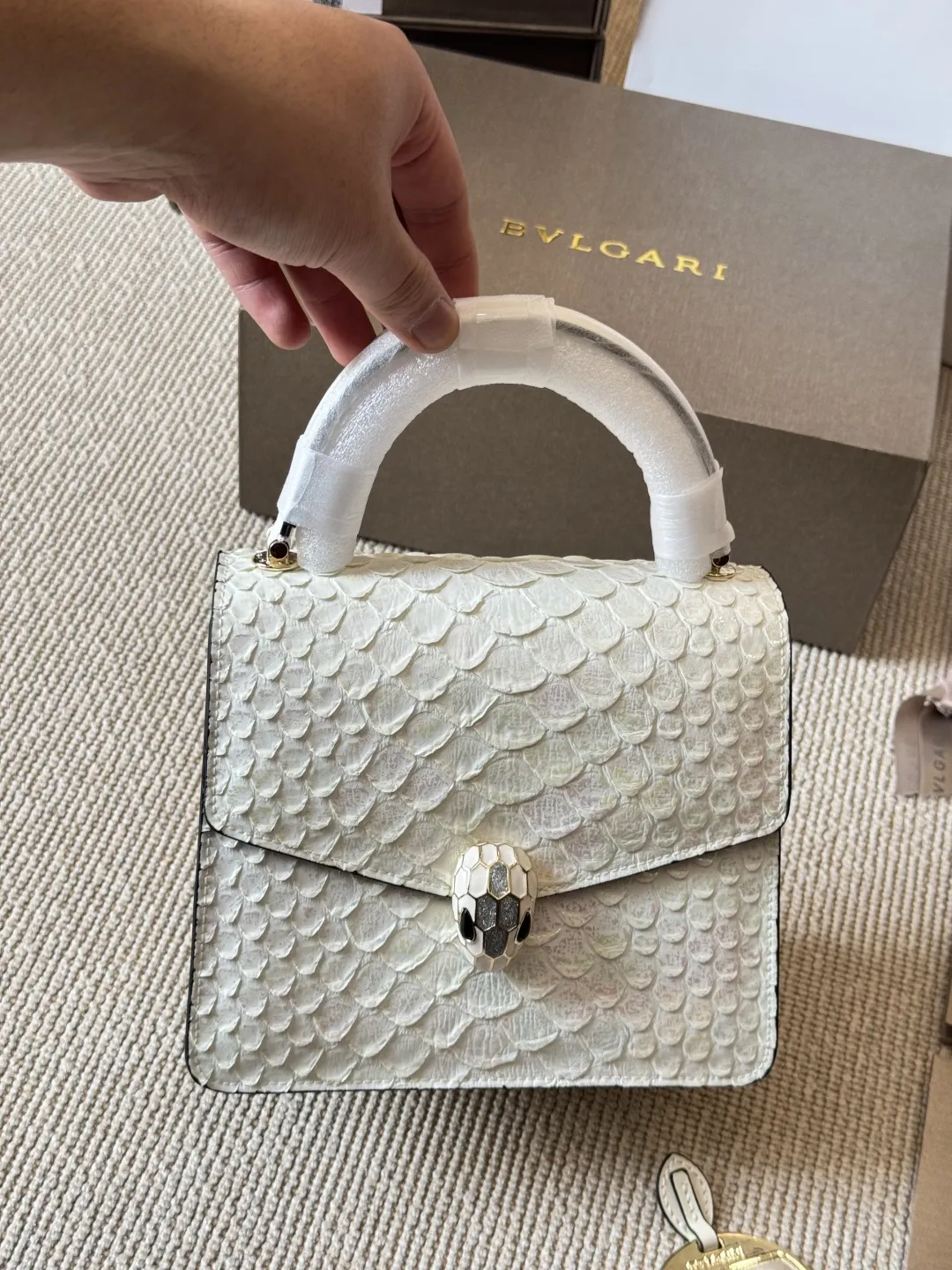 顶级原单 纯牛皮 p285 宝格丽Bvlgari 神仙合作款 Ss24限定系列 撞色新款 原版珐琅蛇头 A爆啦 原单品 Woc风琴包 内里原版隔断 [得意]可单肩可斜挎 万年不过时 专柜对版 彰显高级品味 如果女人衣柜里面没有一款宝格丽就称不上一个完美的女人❤️进口原版珐琅蛇头扣 五金扣好质感巨百搭，质量好到爆棚 版型油边超级牛[得意][得意]细节决定品质[玫瑰]尺寸：20 18cm