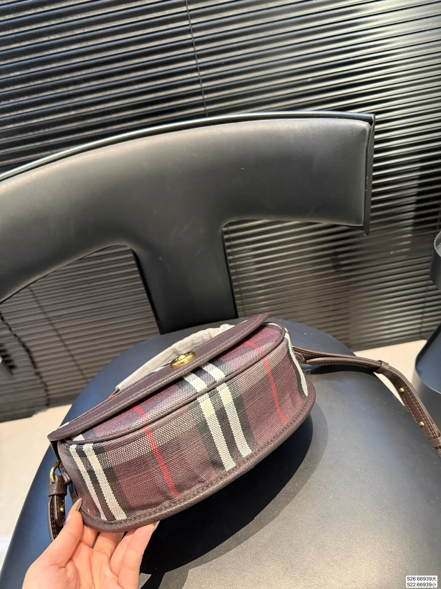 大号P180 小号P160 当经典格纹，邂逅浓郁秋色 复古⻛格的摩登面貌 🟣 复古格纹永不过时 高级感穿搭公式，一件Burberry就够了。 尺寸大24 19 小18 13 货号66939