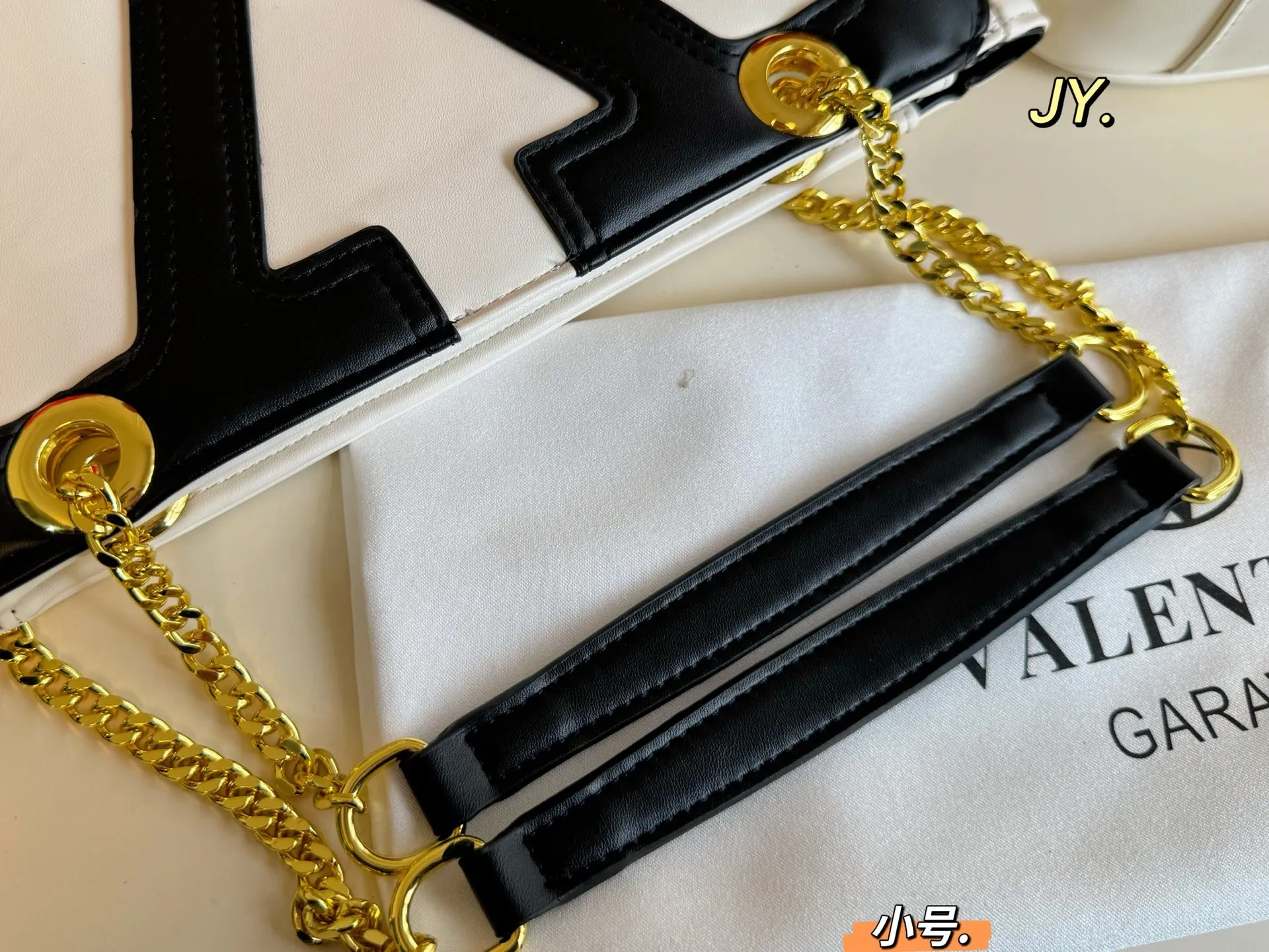 P135大号 P125小号(折叠盒) size:37×26大号 27×18小号 Valentino华伦天奴25 viva supestar 链条腋下包 醒目大logo,辨识度超高 吸睛有质感 高级感溢出来啦 这颜值上身很百搭的呦‼️